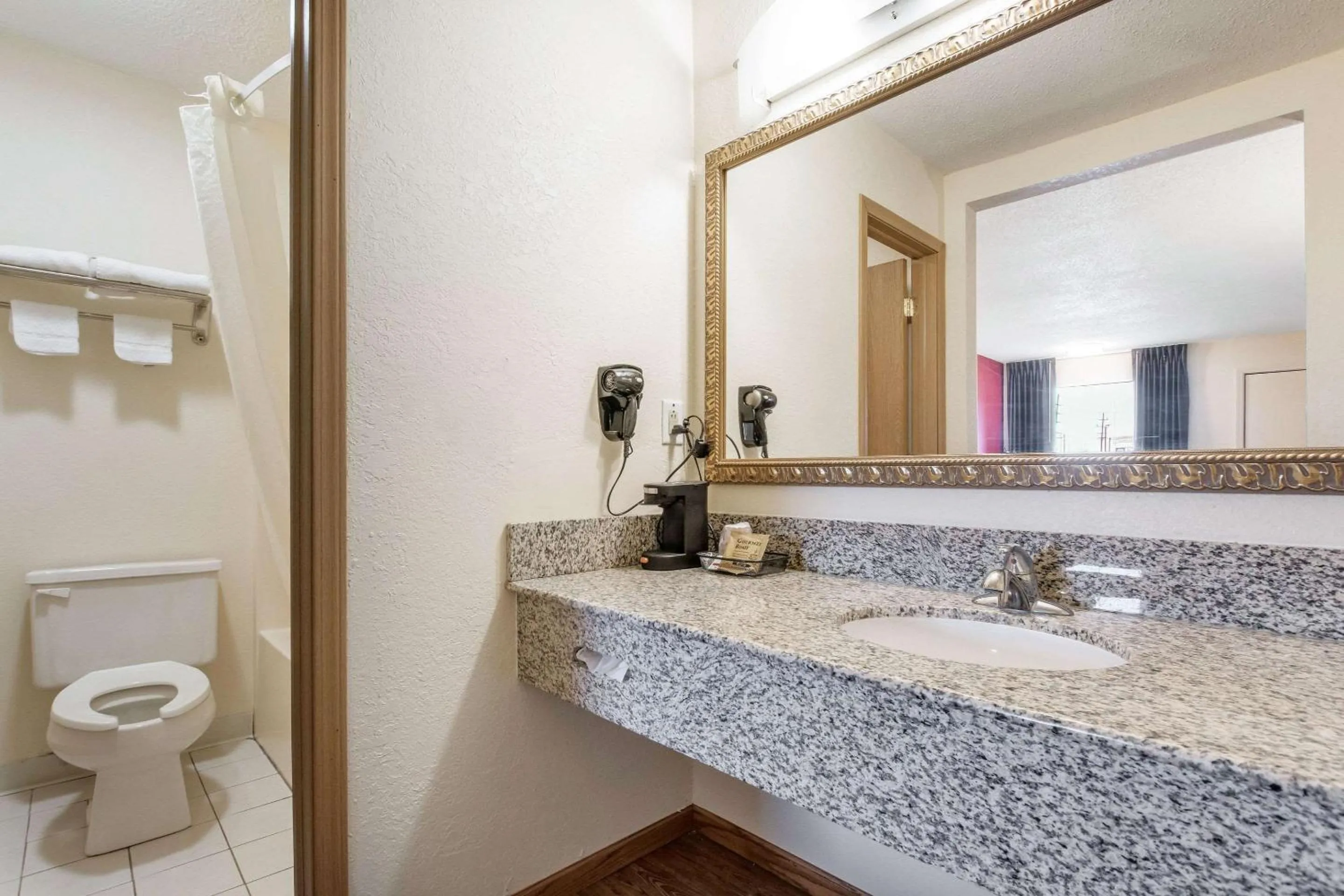 Bathroom in Econo Lodge Cloverdale