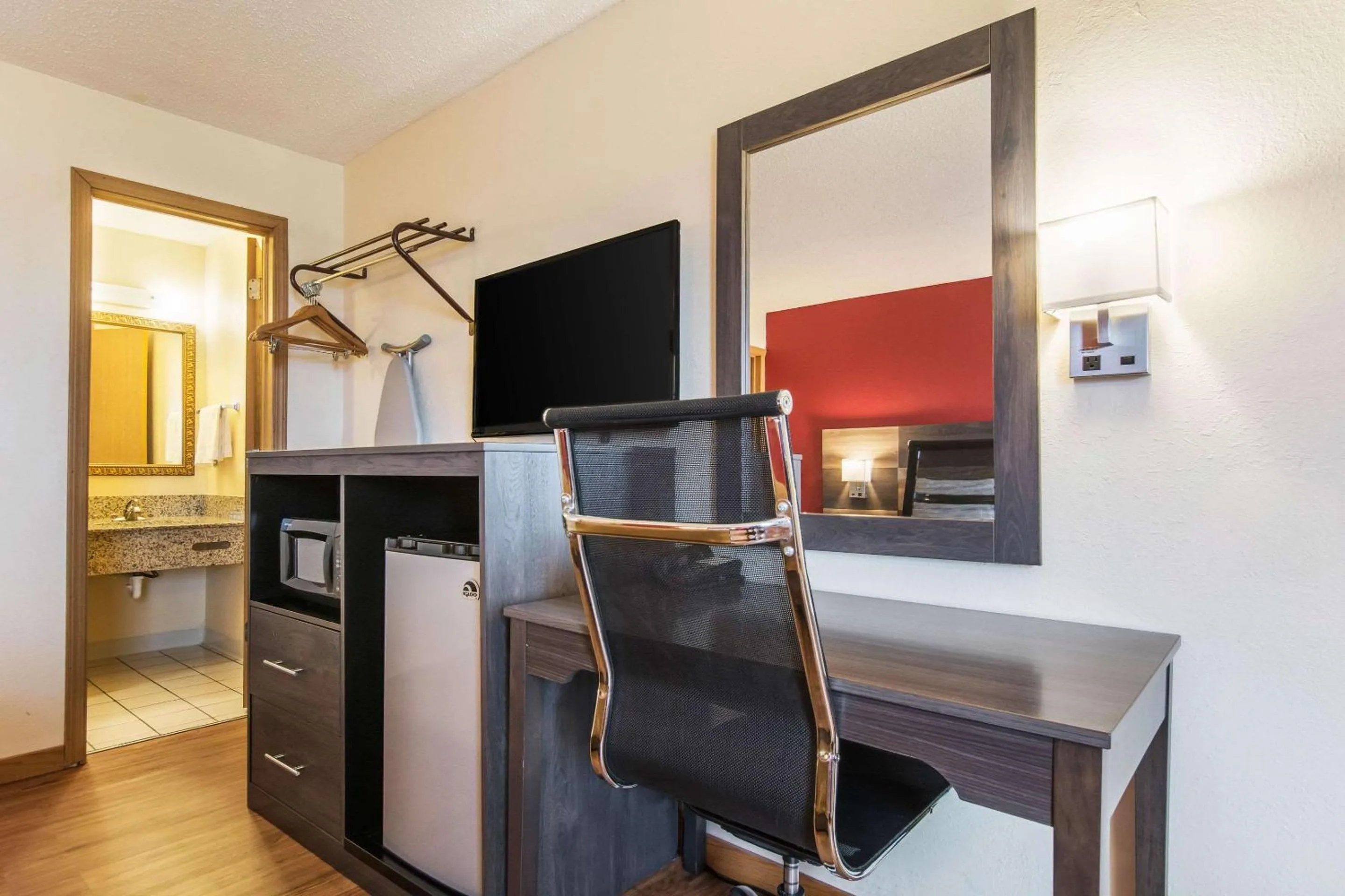 Photo of the whole room in Econo Lodge Cloverdale