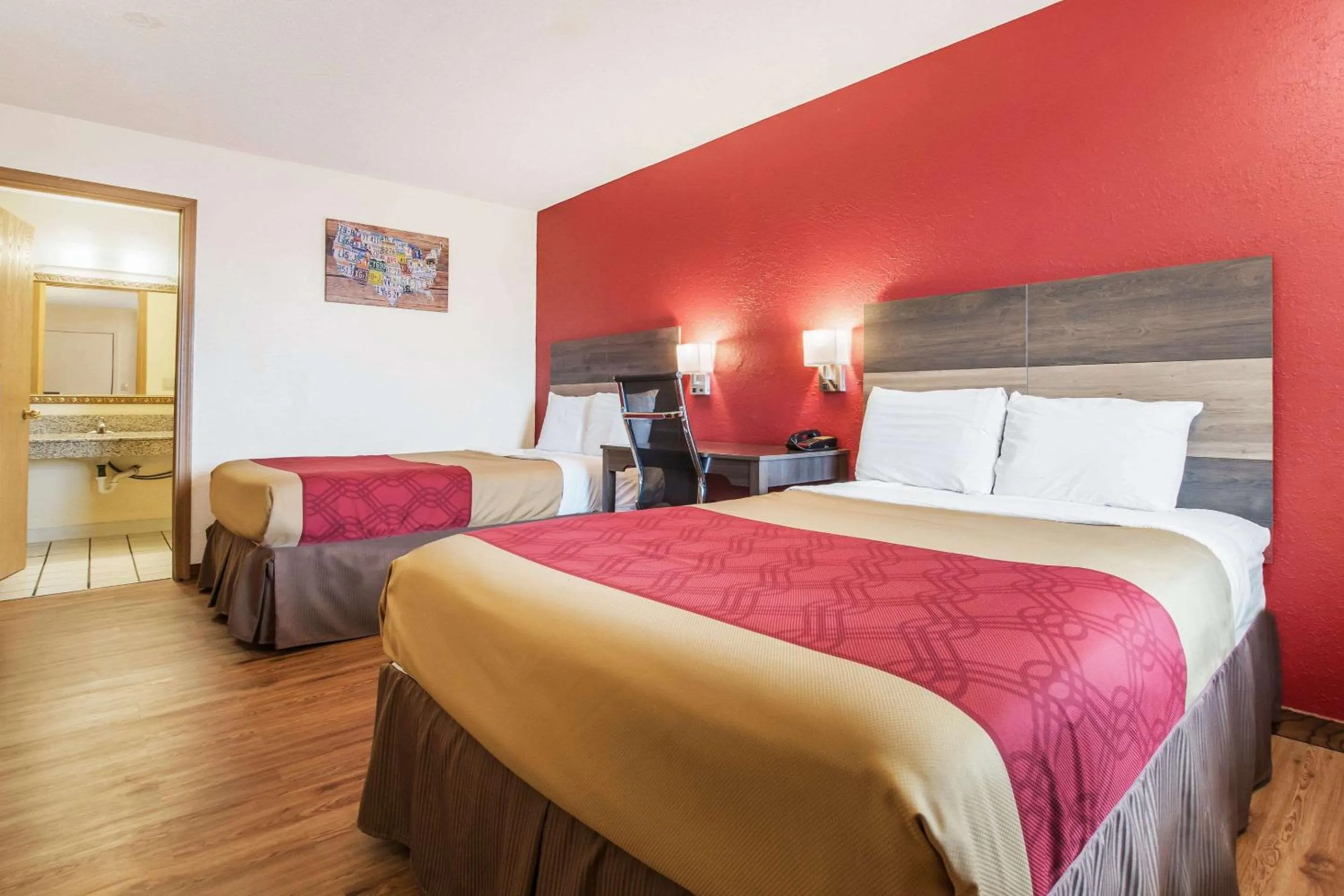 Photo of the whole room, Bed in Econo Lodge Cloverdale