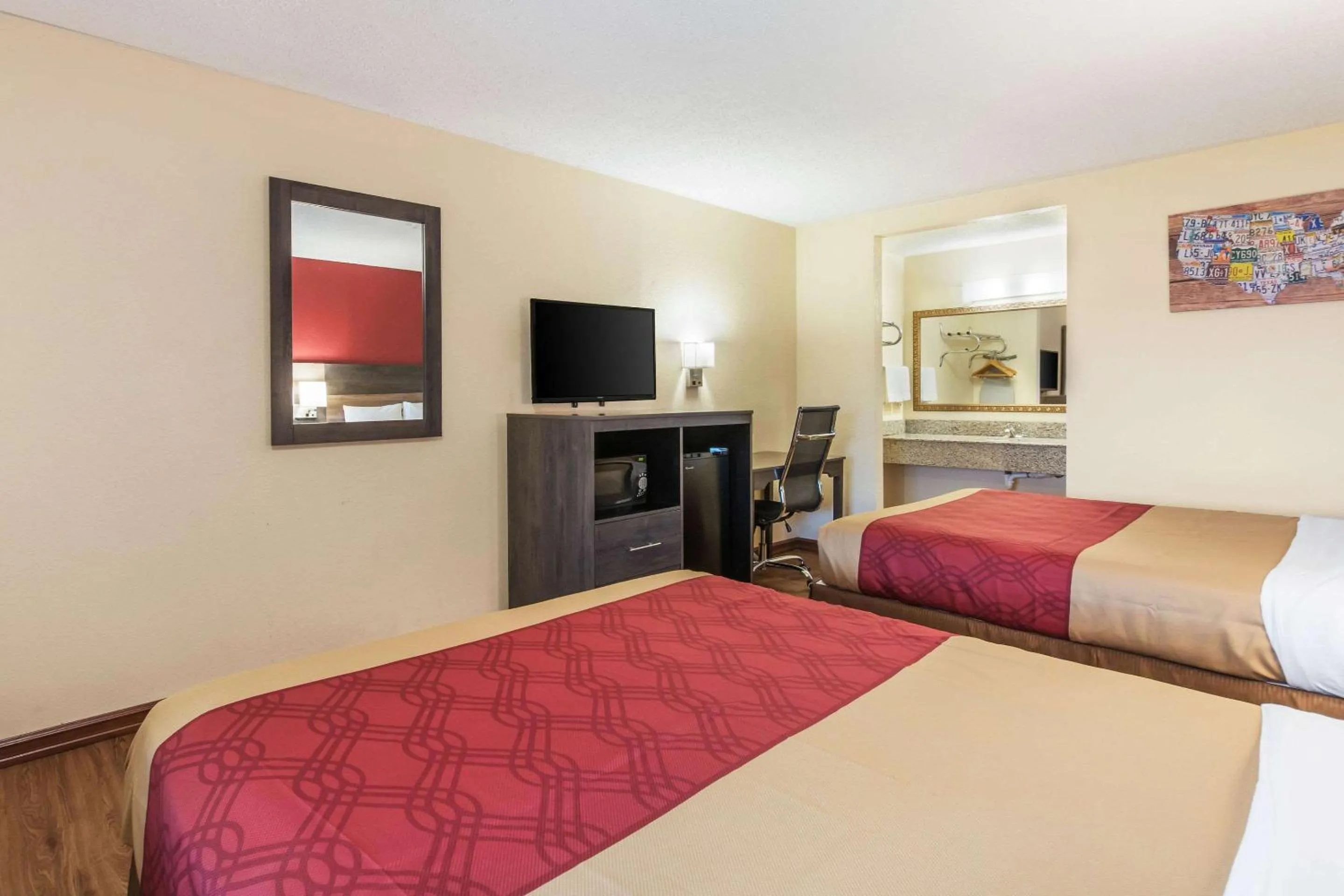 Photo of the whole room, Bed in Econo Lodge Cloverdale