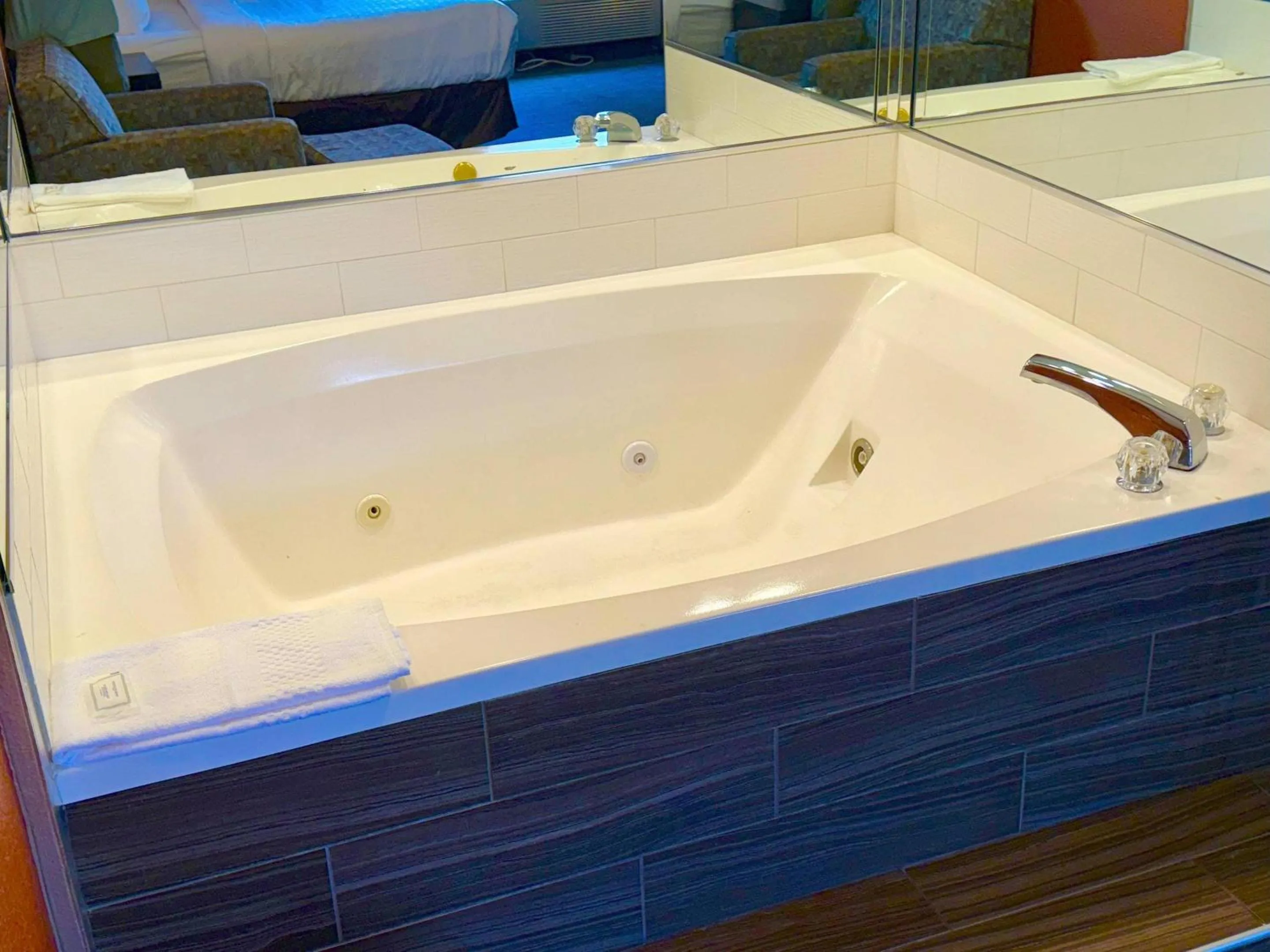 Bedroom in Clarion Inn & Suites Evansville Eastland Area