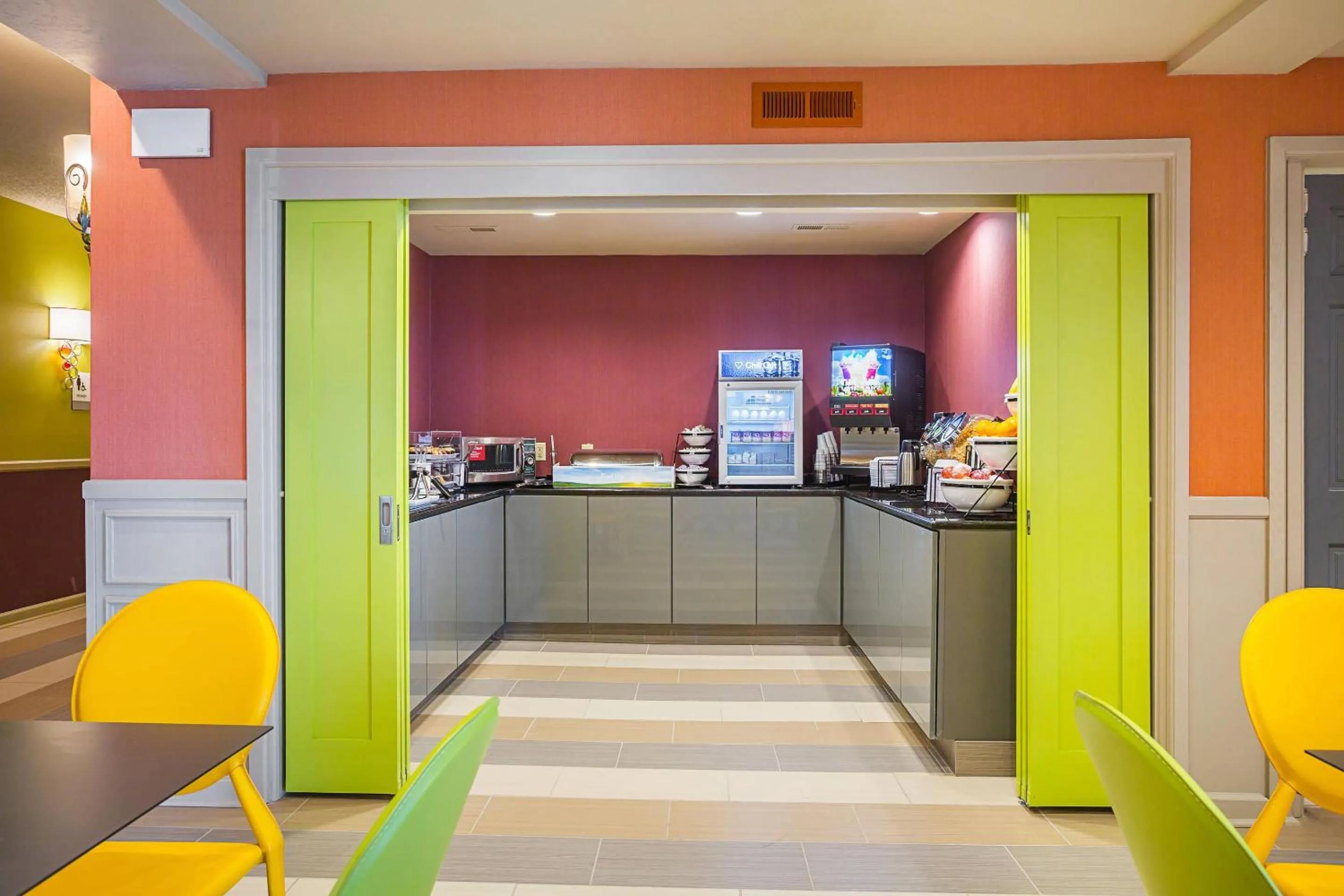 Breakfast in Clarion Inn & Suites Evansville Eastland Area