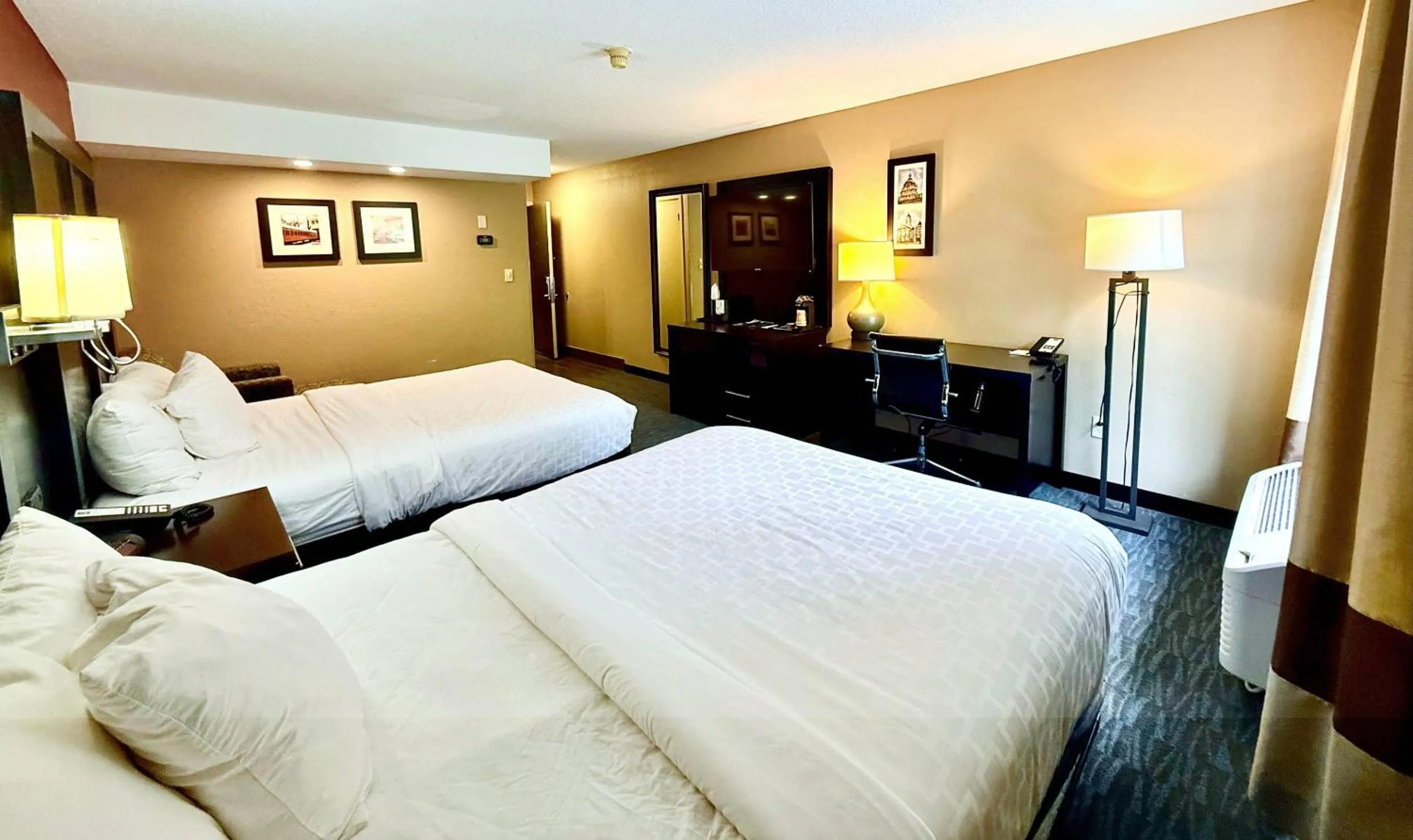 Bedroom, Bed in Clarion Inn & Suites Evansville Eastland Area