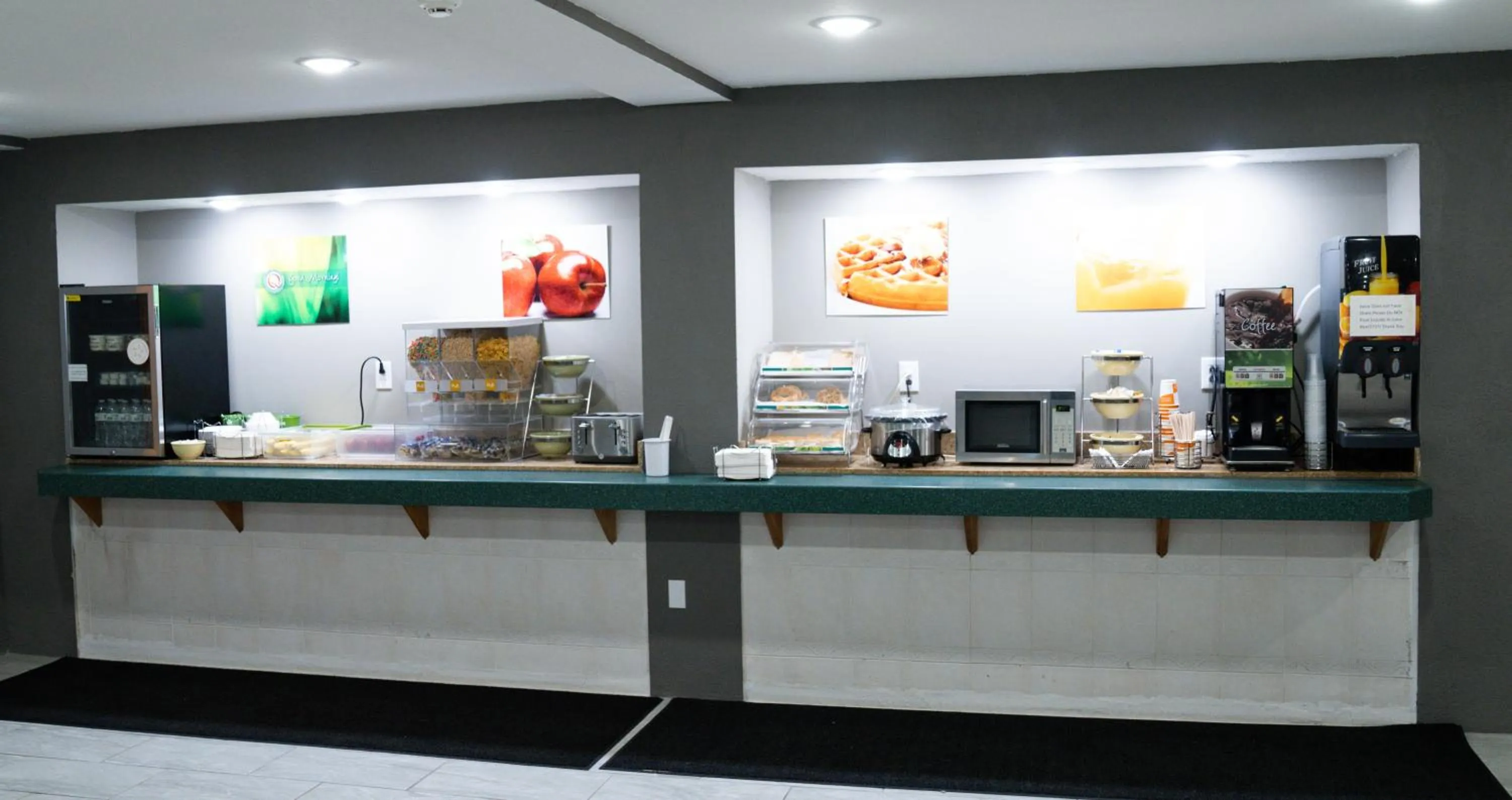 Breakfast in Quality Inn Seymour I-65