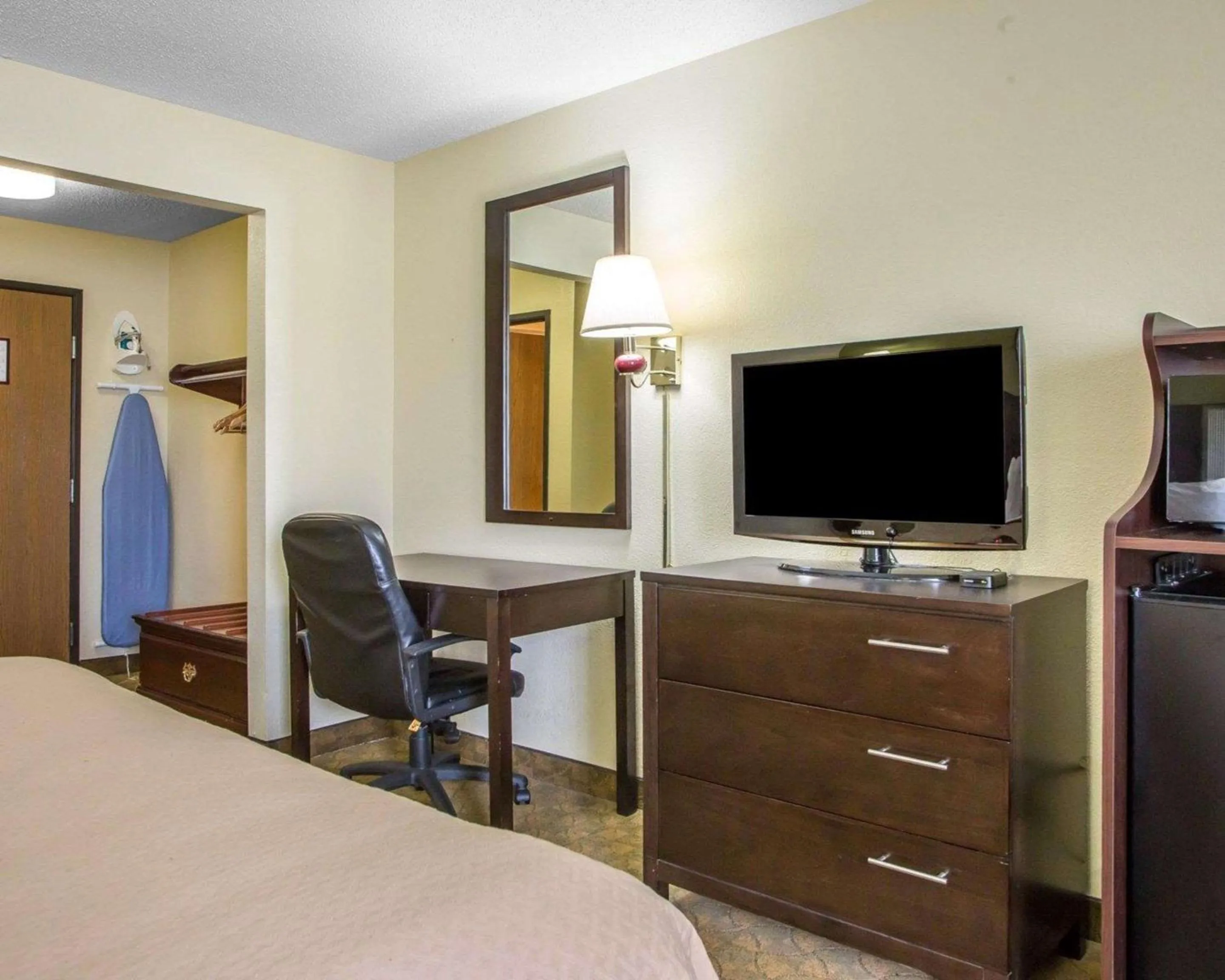 Photo of the whole room, Bed in Quality Inn Merrillville