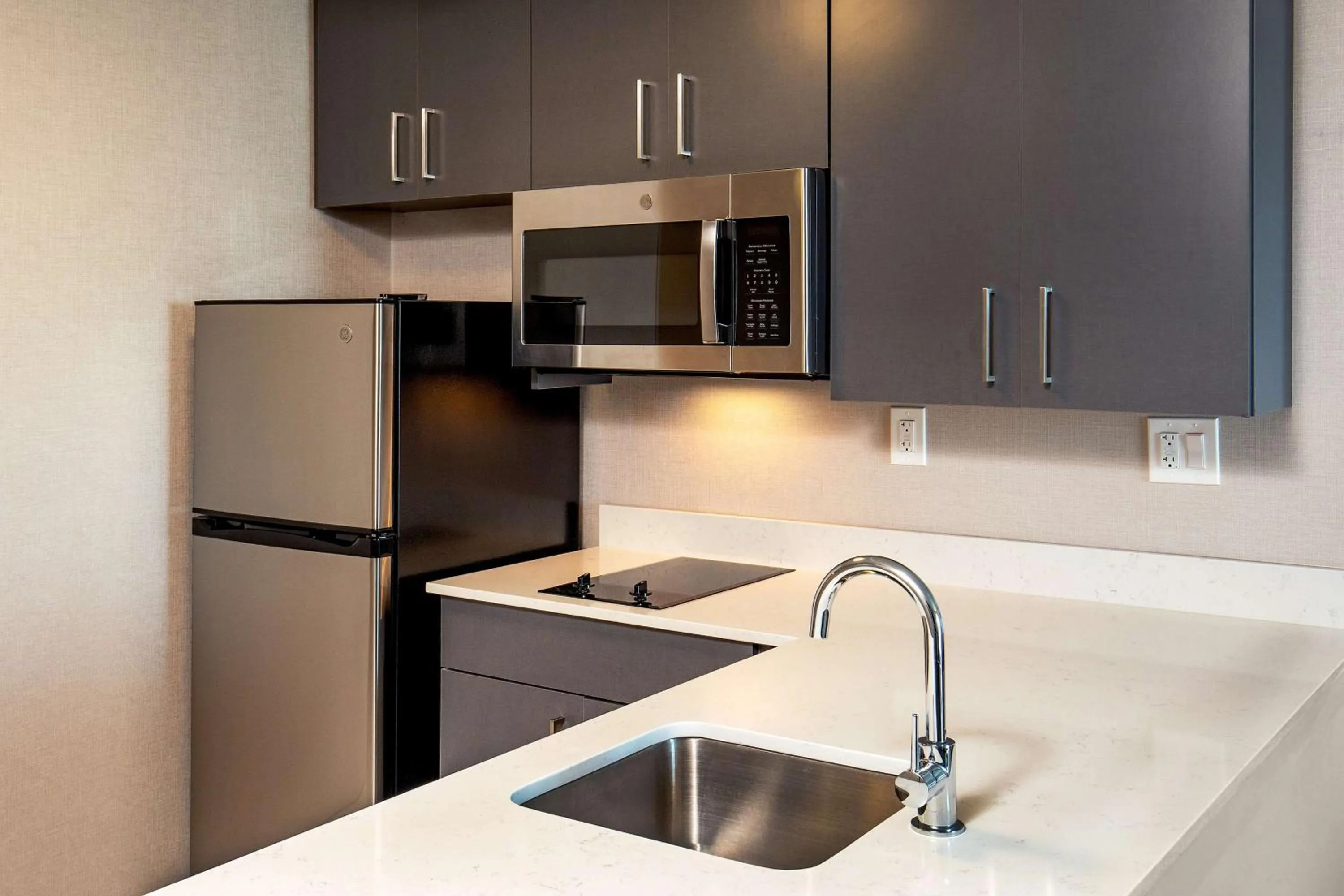 Kitchen or kitchenette in DoubleTree by Hilton Washington DC North/Gaithersburg