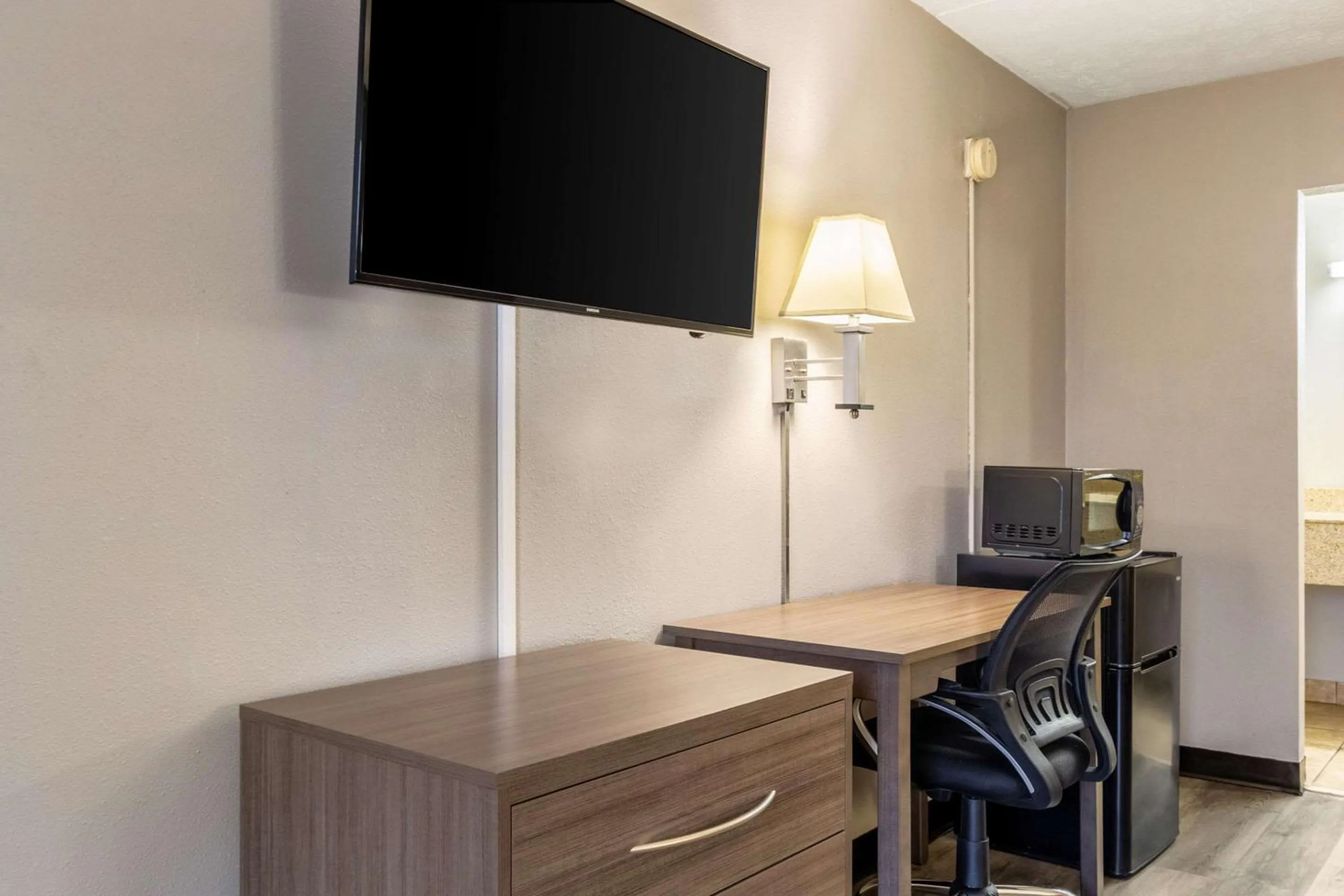 Photo of the whole room in Econo Lodge Seymour