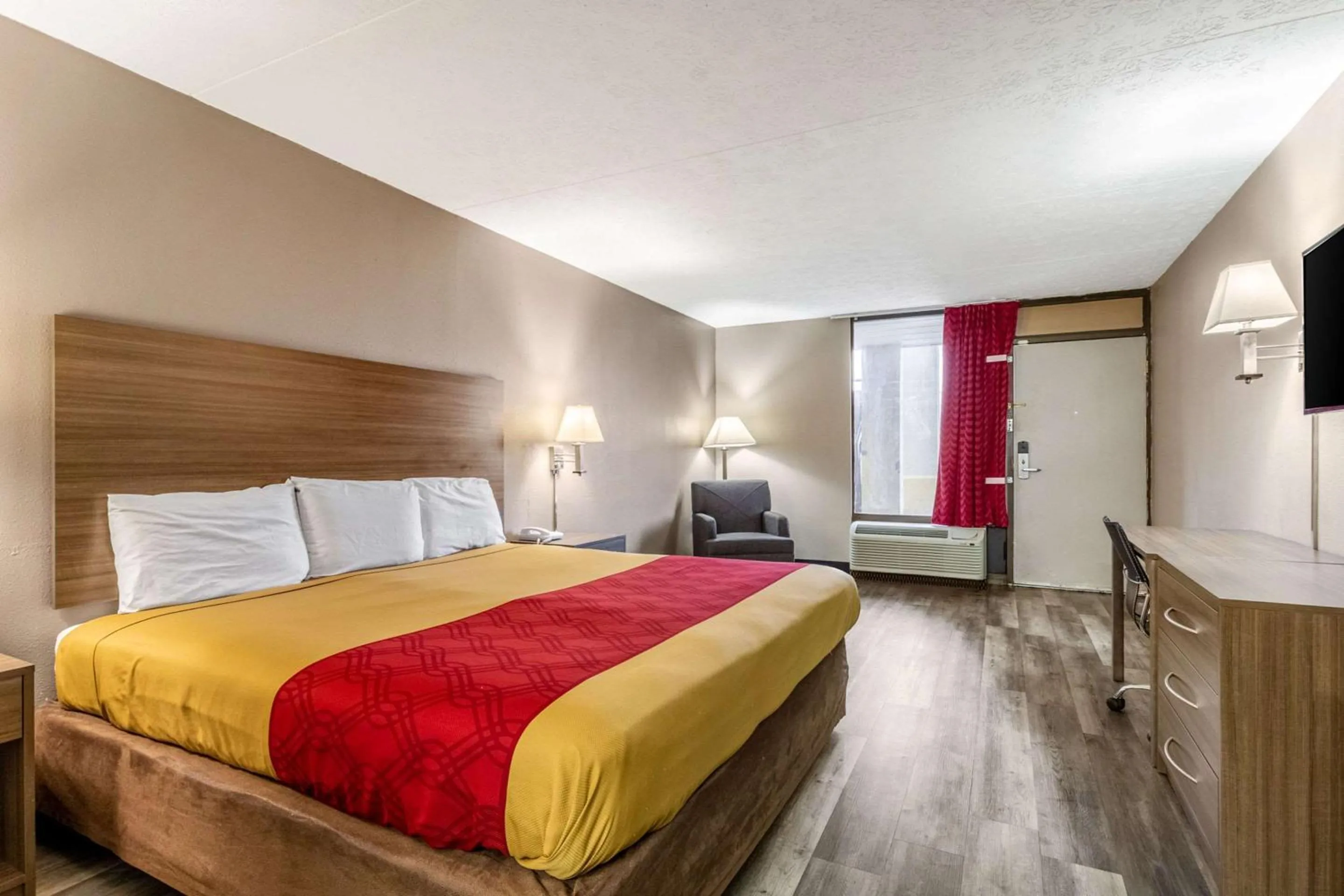 Photo of the whole room, Bed in Econo Lodge Seymour