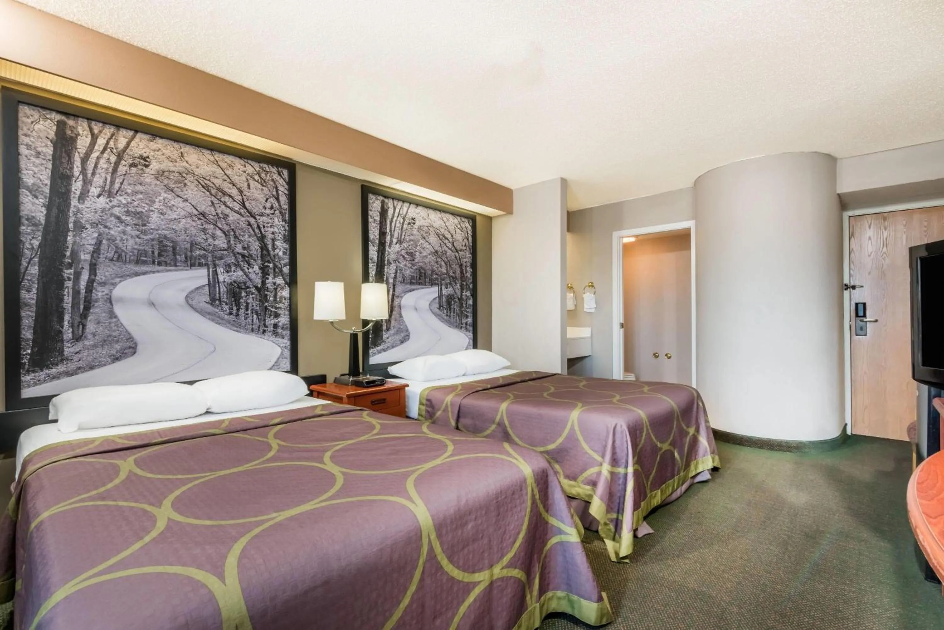 Photo of the whole room, Bed in Super 8 by Wyndham Jasper