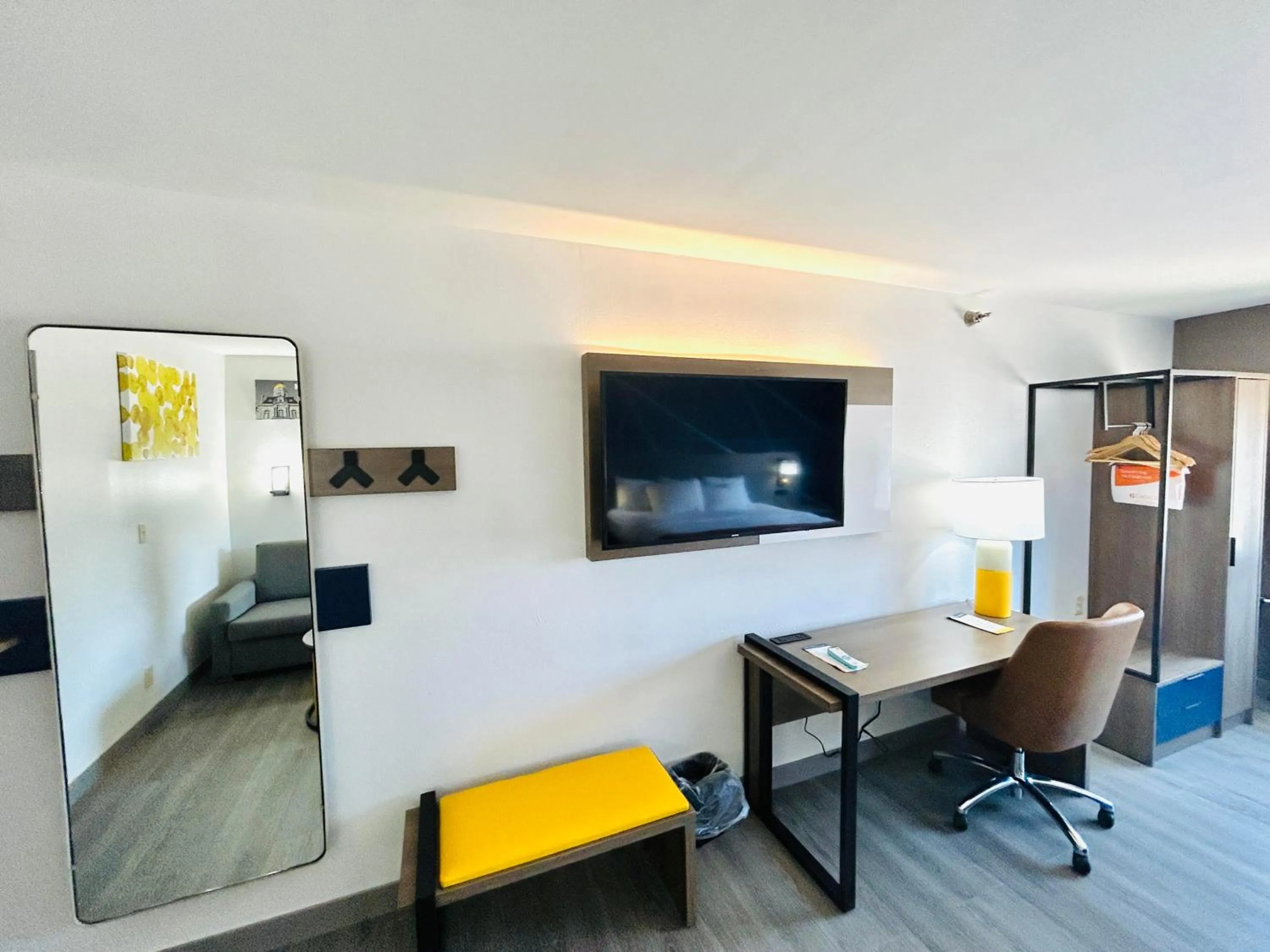 Communal lounge/ TV room in Comfort Suites Terre Haute University Area