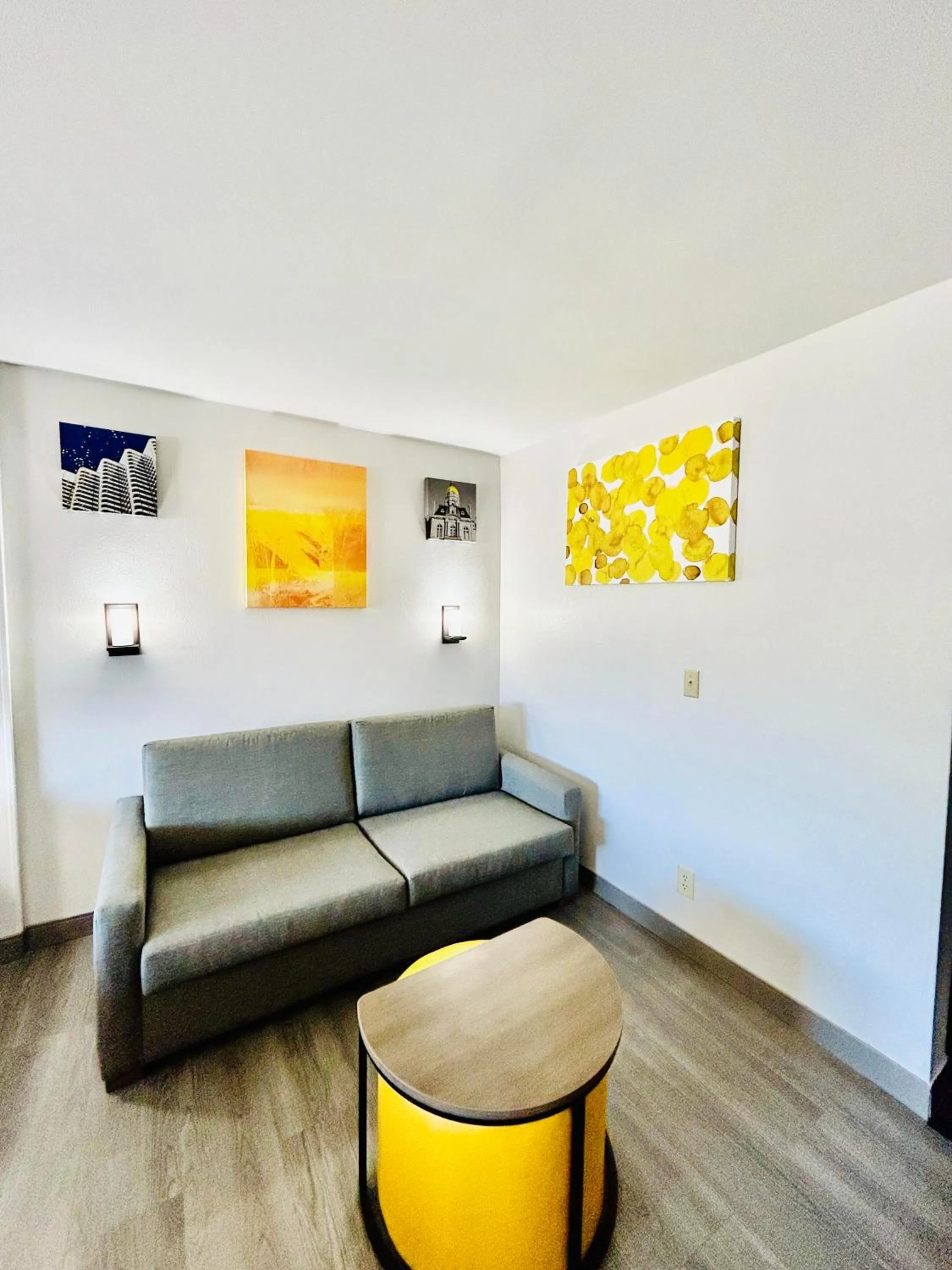 Living room in Comfort Suites Terre Haute University Area