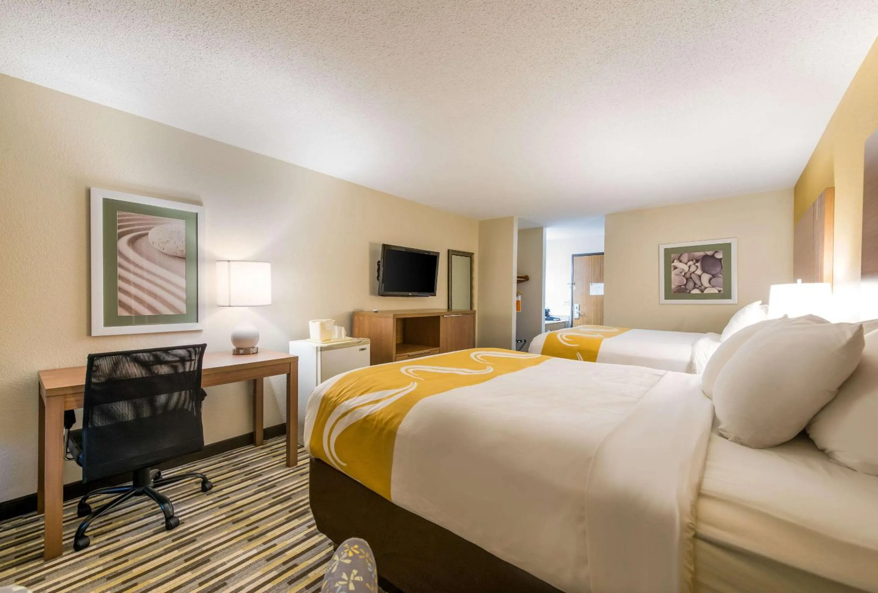 Photo of the whole room, Bed in Quality Inn Michigan City South