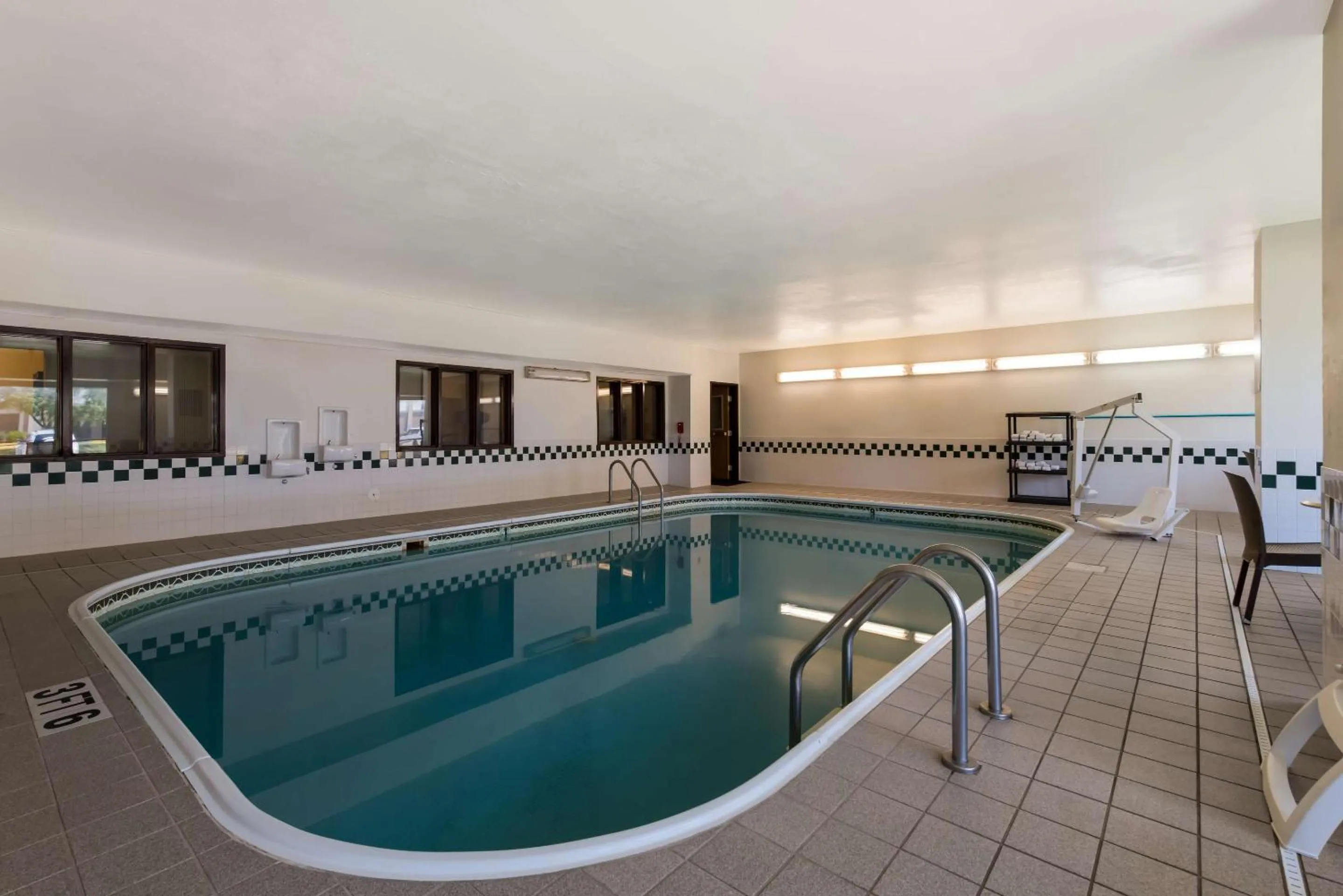 Swimming pool in Comfort Inn Wichita East