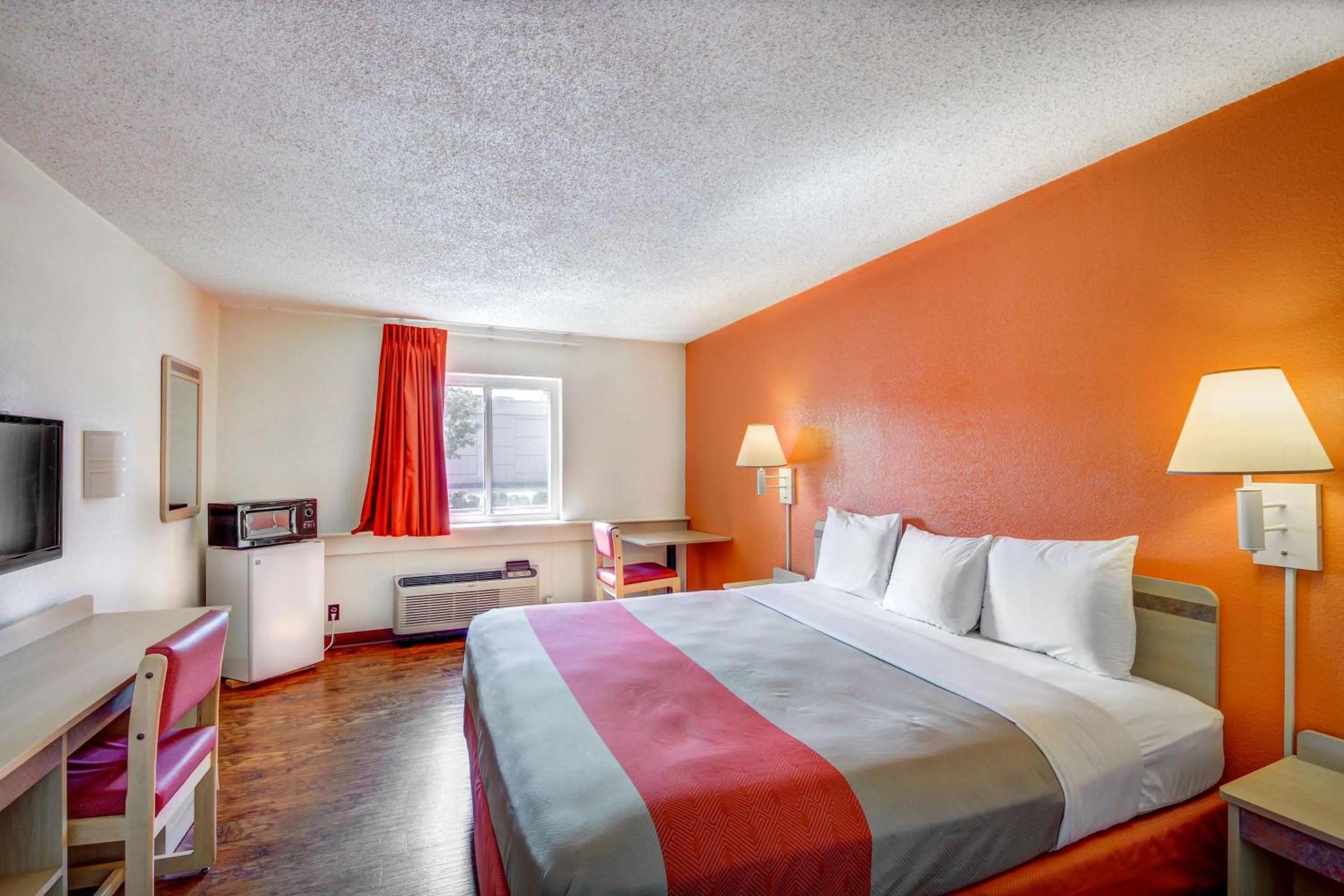 TV and multimedia, Bed in Motel 6-Wichita, KS