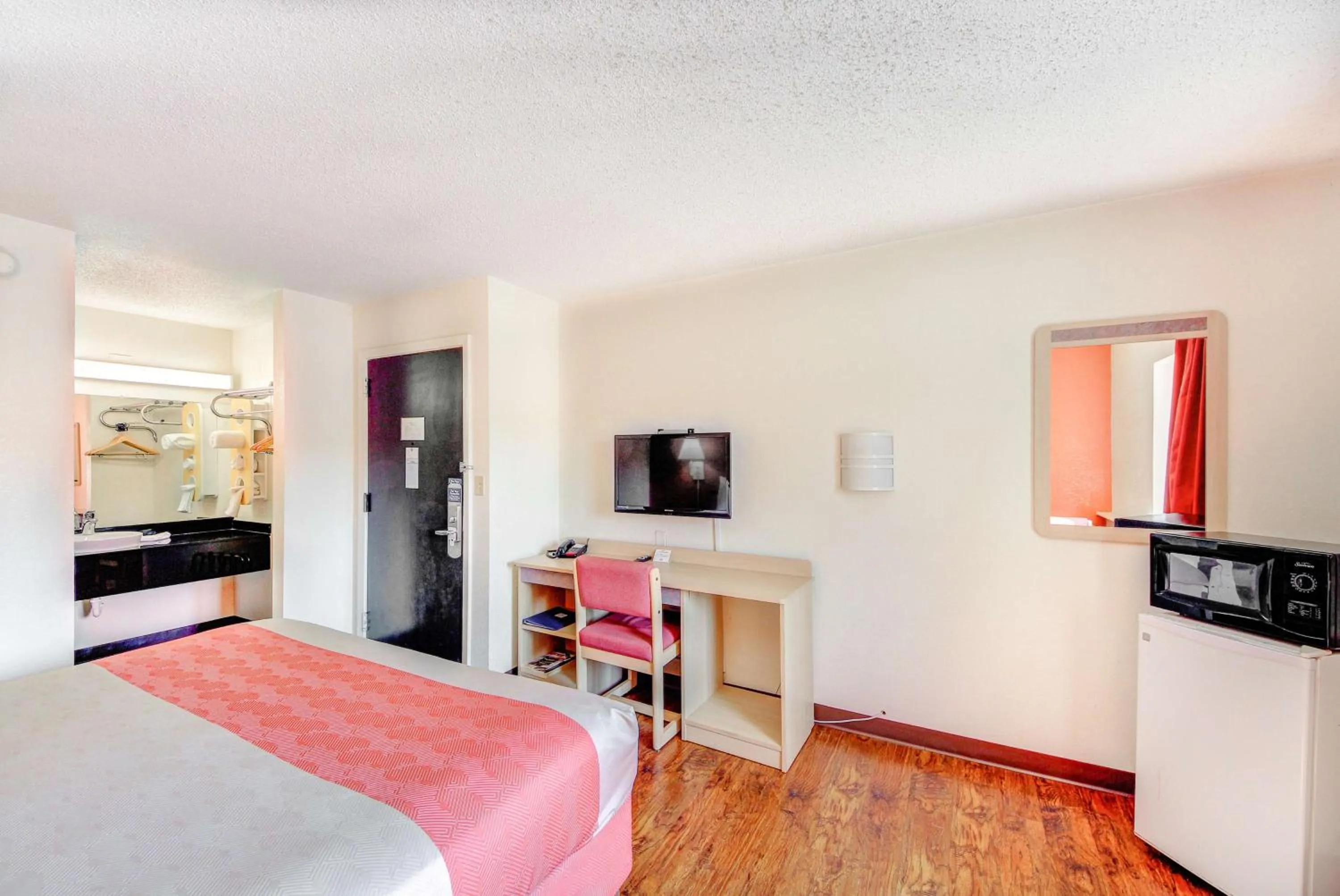 TV and multimedia, Bed in Motel 6-Wichita, KS