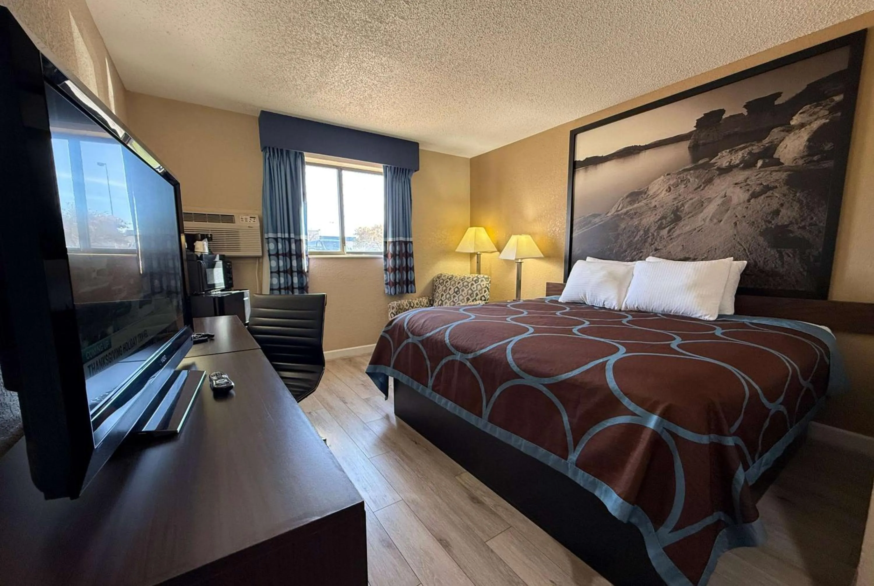 Photo of the whole room, Bed in Super 8 by Wyndham Hutchinson