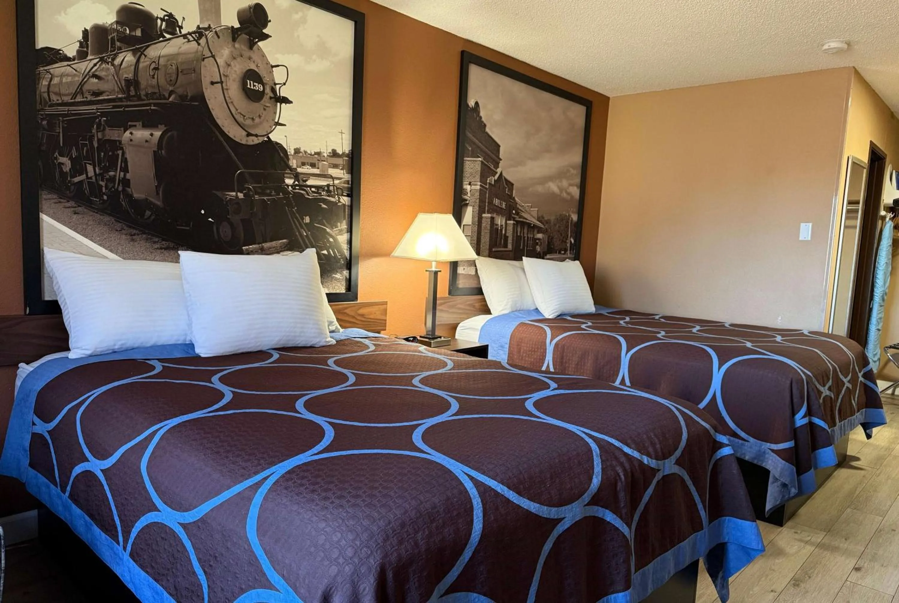 Photo of the whole room, Bed in Super 8 by Wyndham Hutchinson