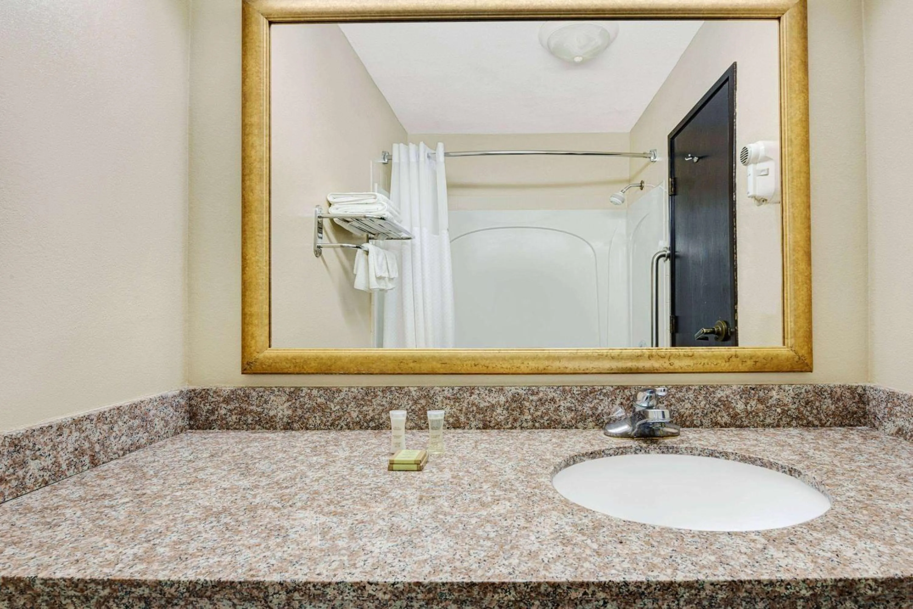 Photo of the whole room in Super 8 by Wyndham Hutchinson