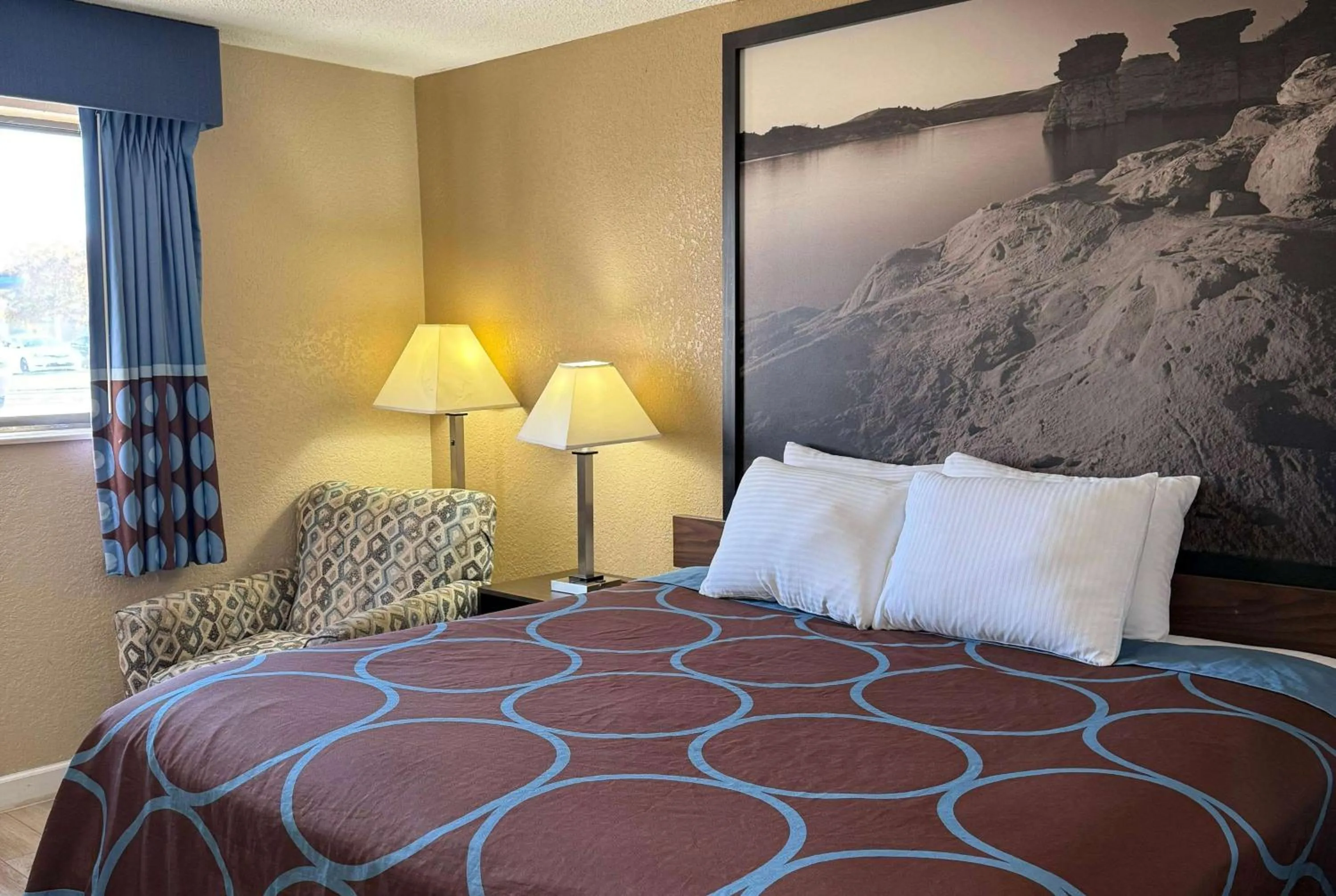 Photo of the whole room, Bed in Super 8 by Wyndham Hutchinson