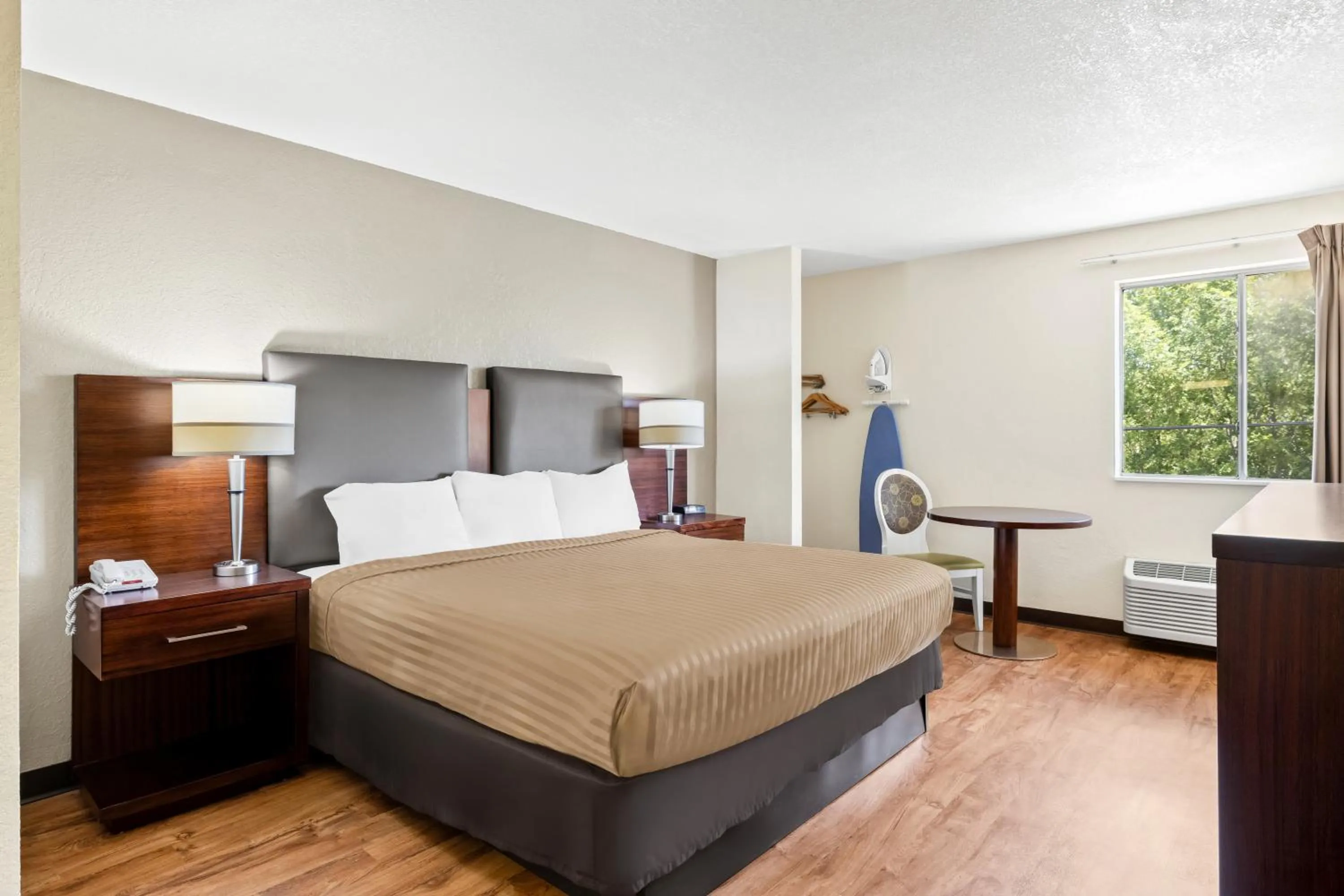 Bedroom, Bed in Econo Lodge Emporia