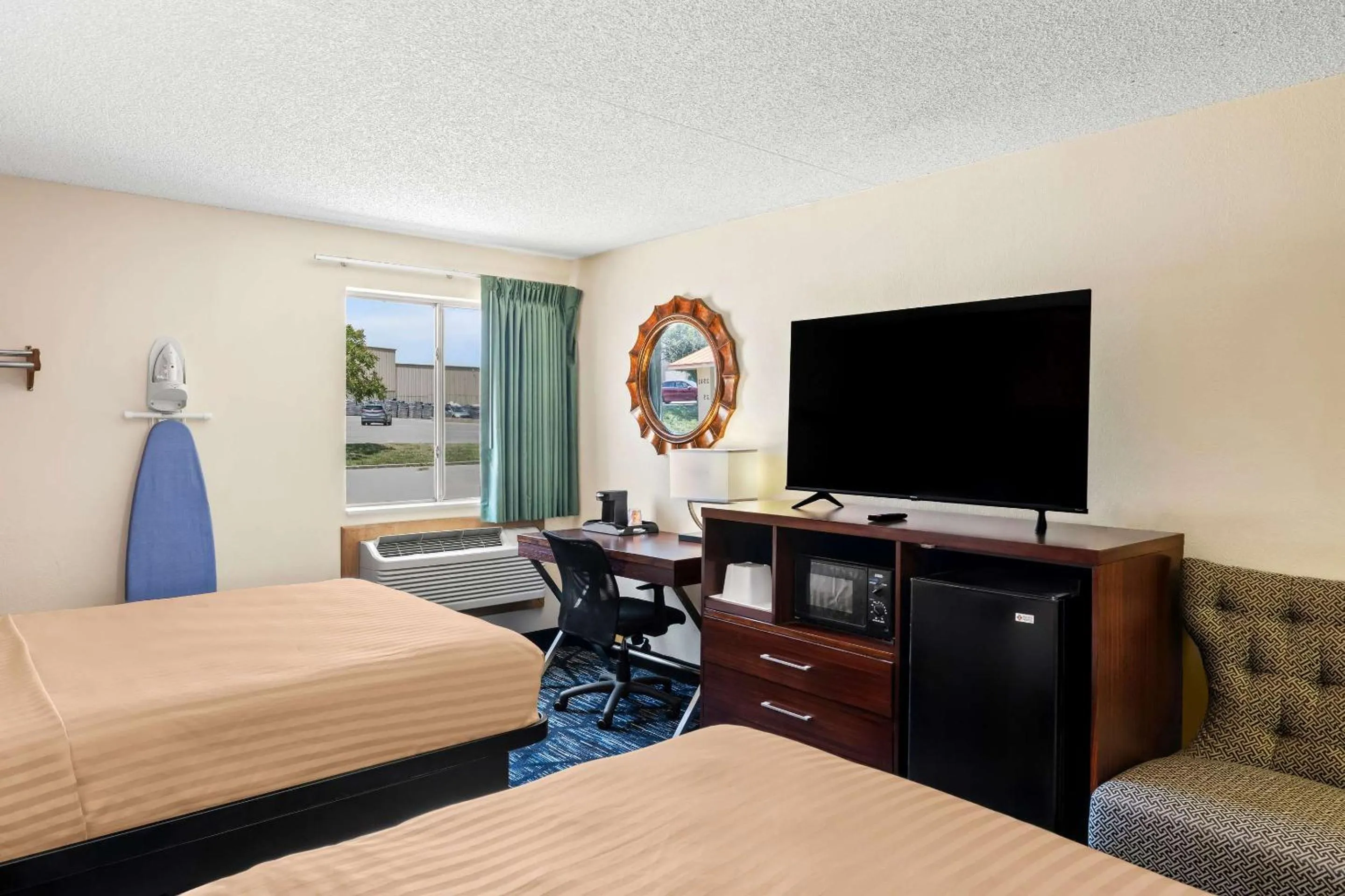 Bedroom, Bed in Econo Lodge Emporia