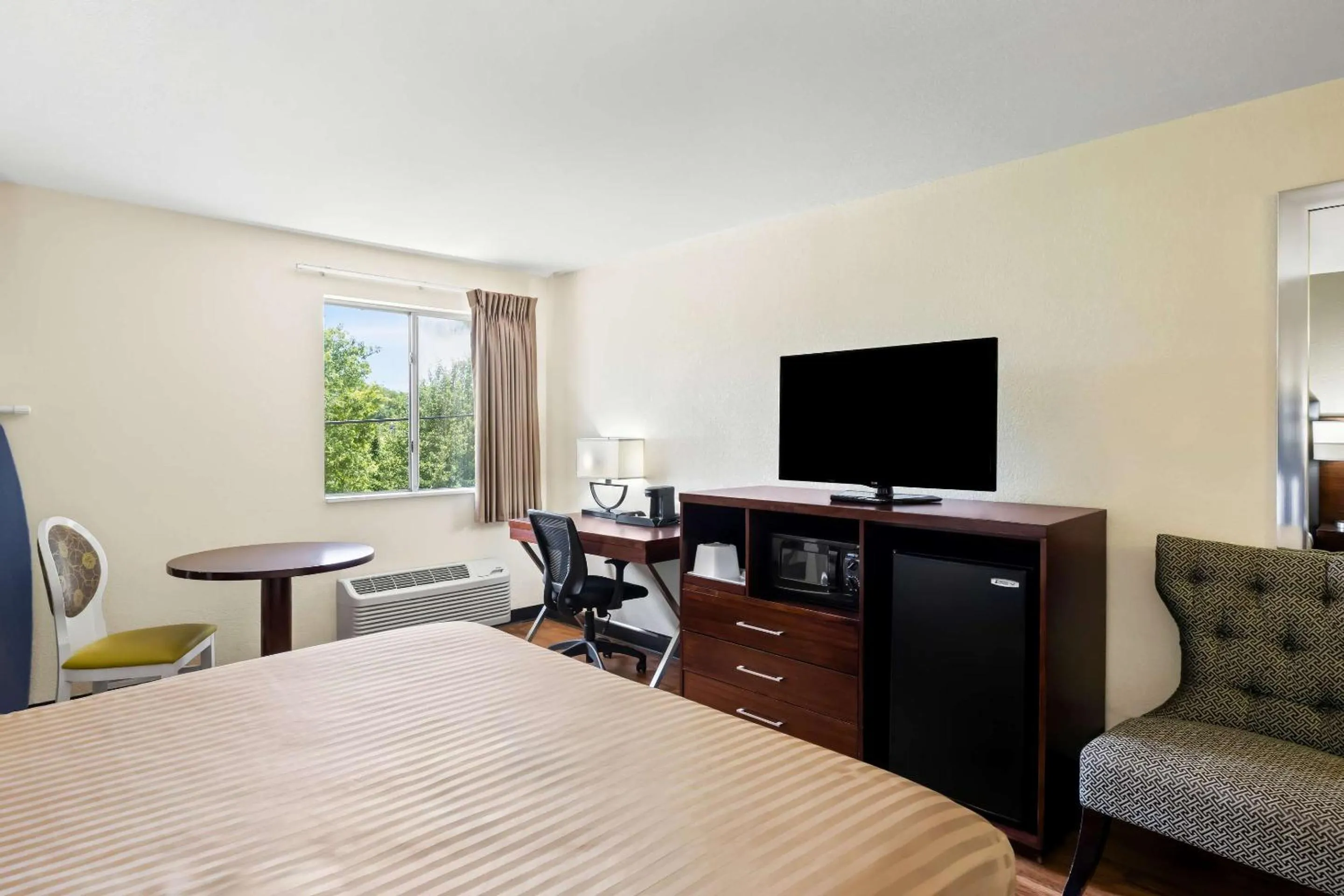 Bedroom in Econo Lodge Emporia