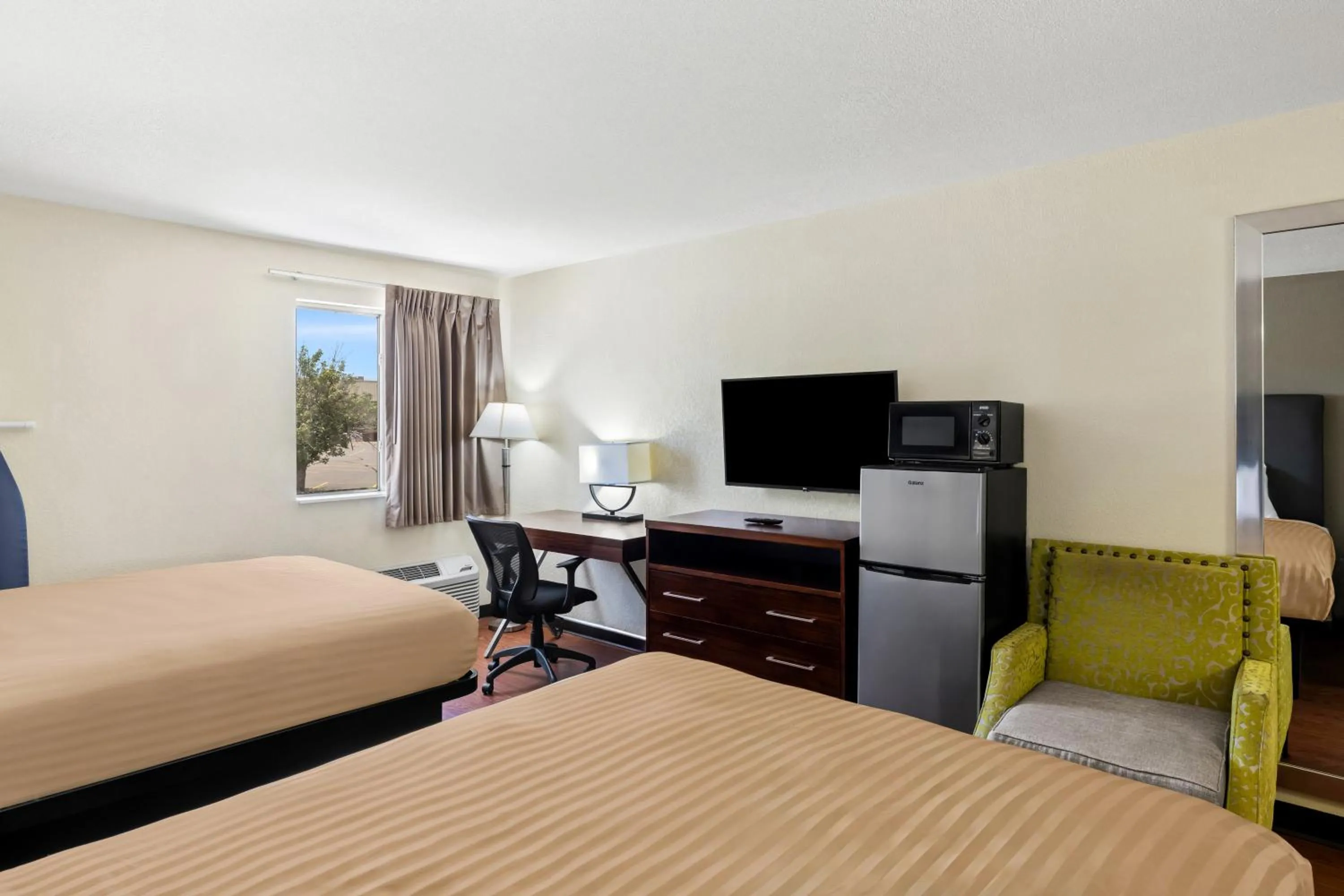 Bed in Econo Lodge Emporia