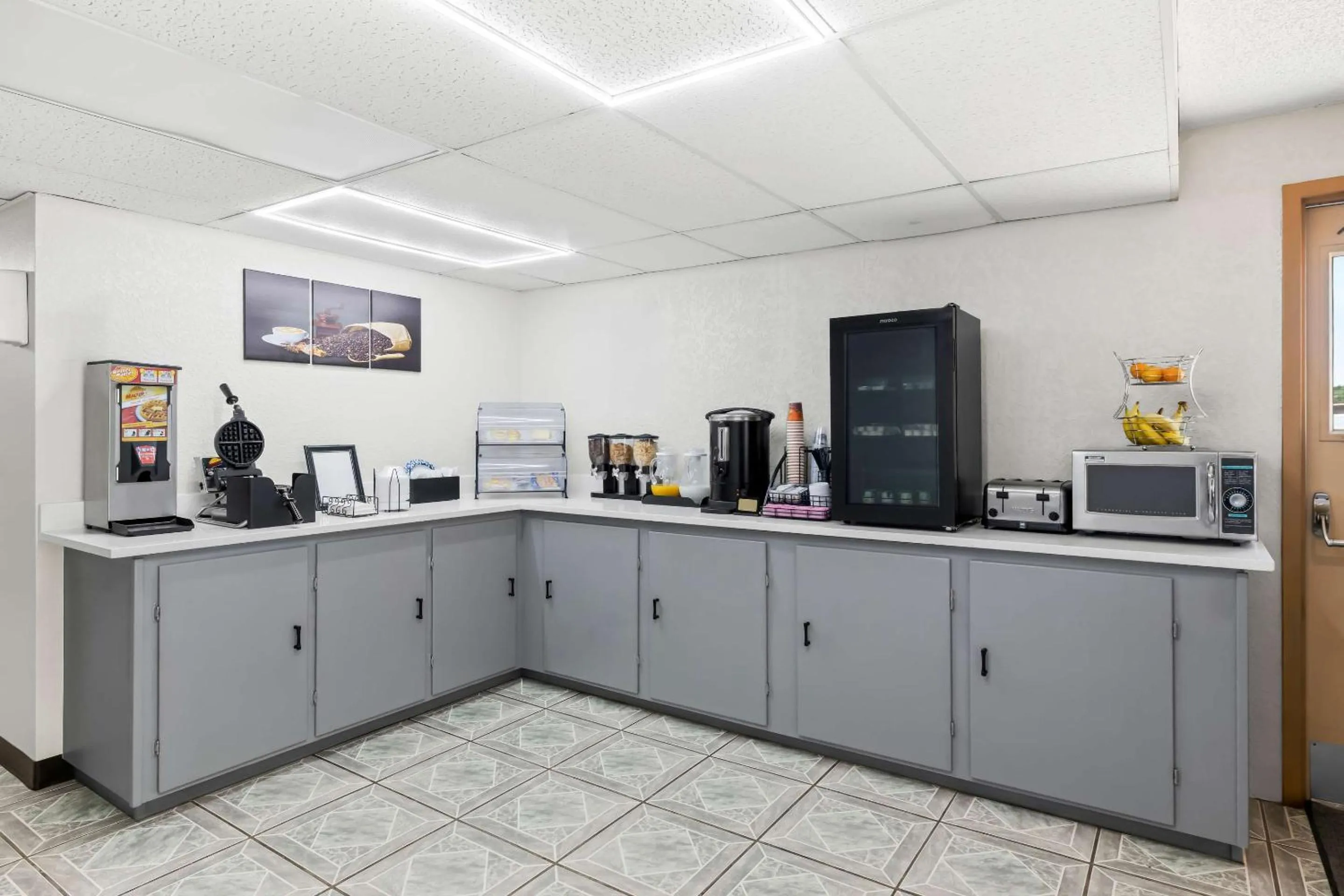 Breakfast in Econo Lodge Emporia