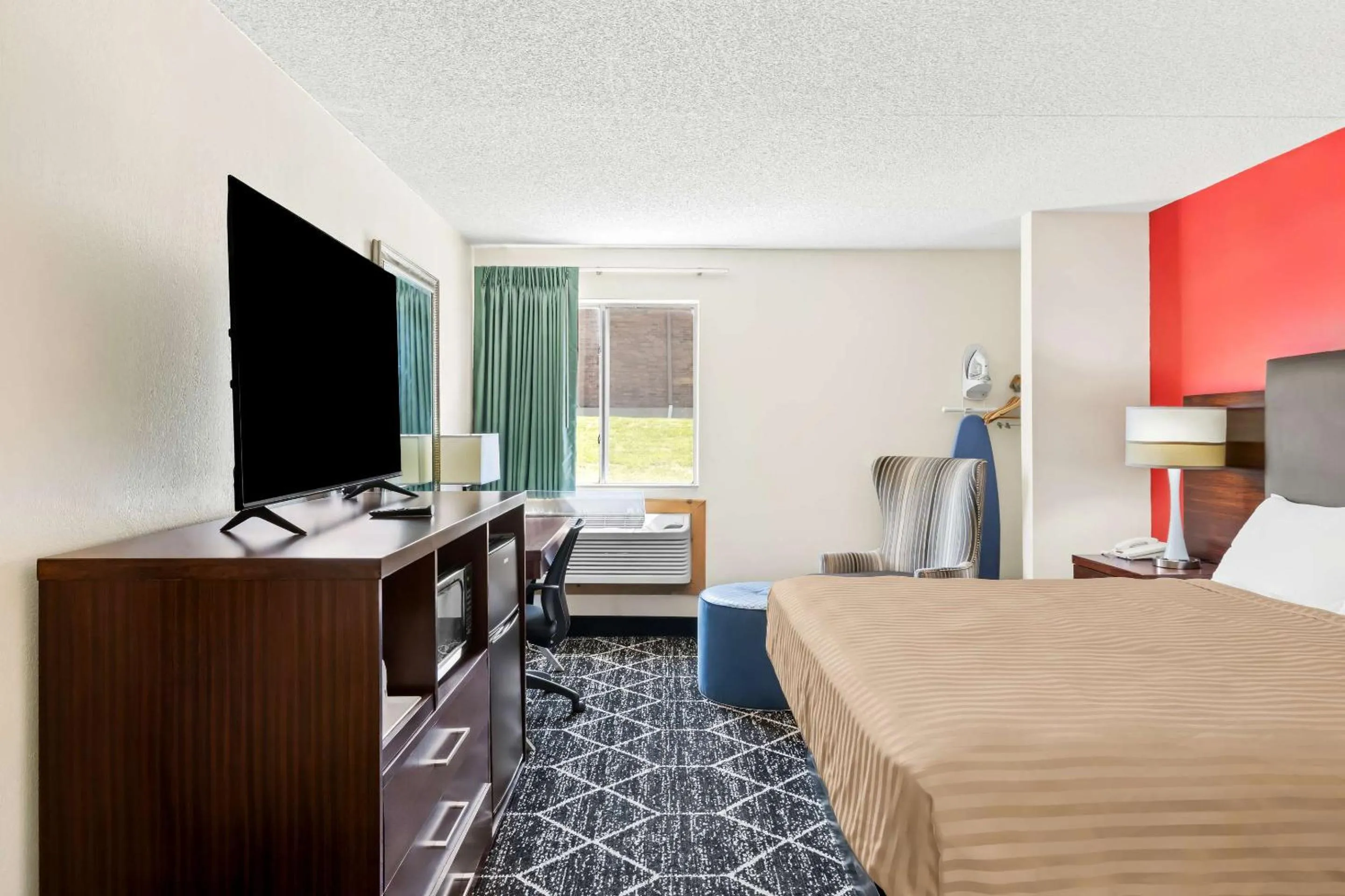 Bedroom, Bed in Econo Lodge Emporia