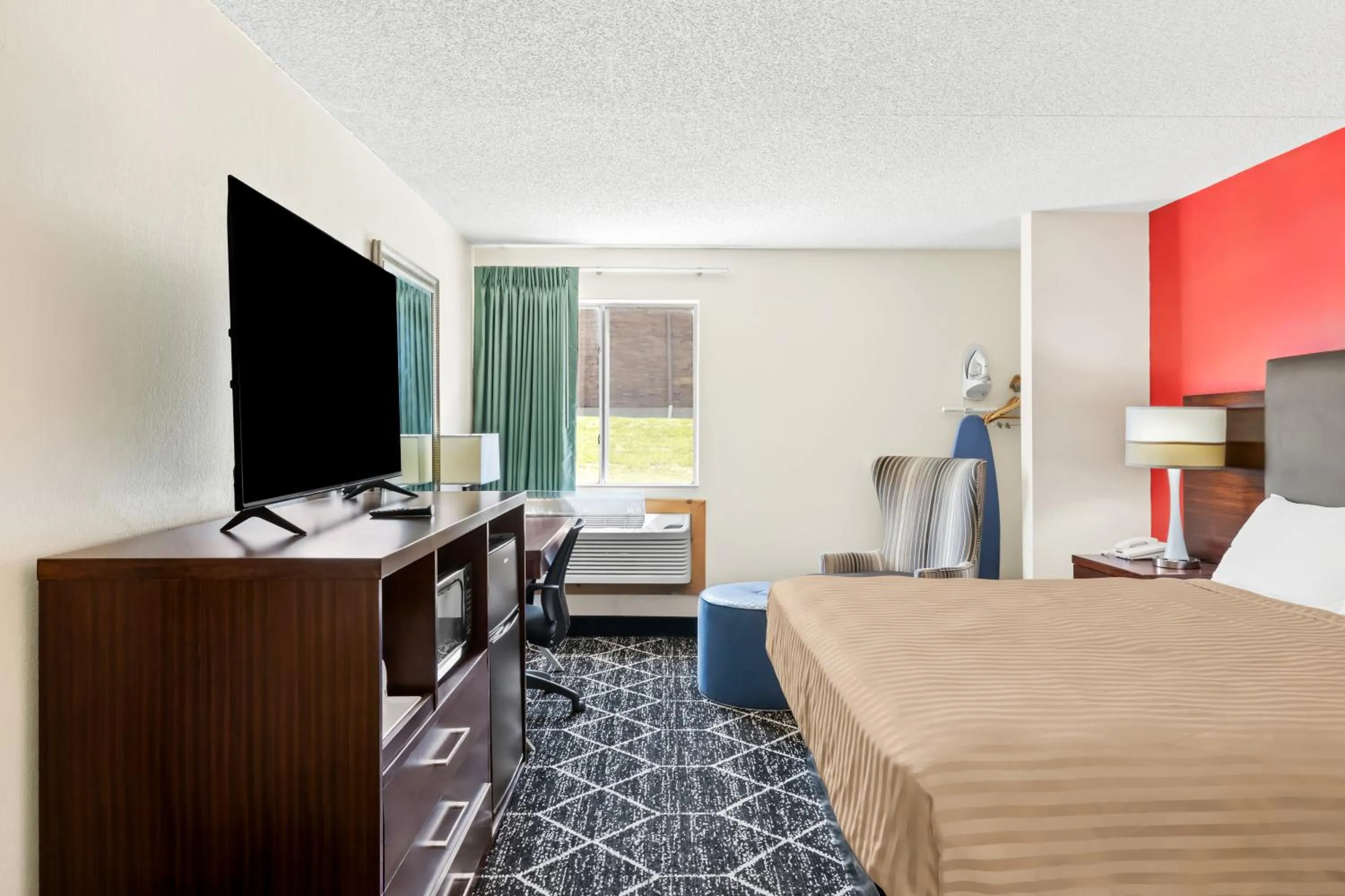 Bedroom, Bed in Econo Lodge Emporia