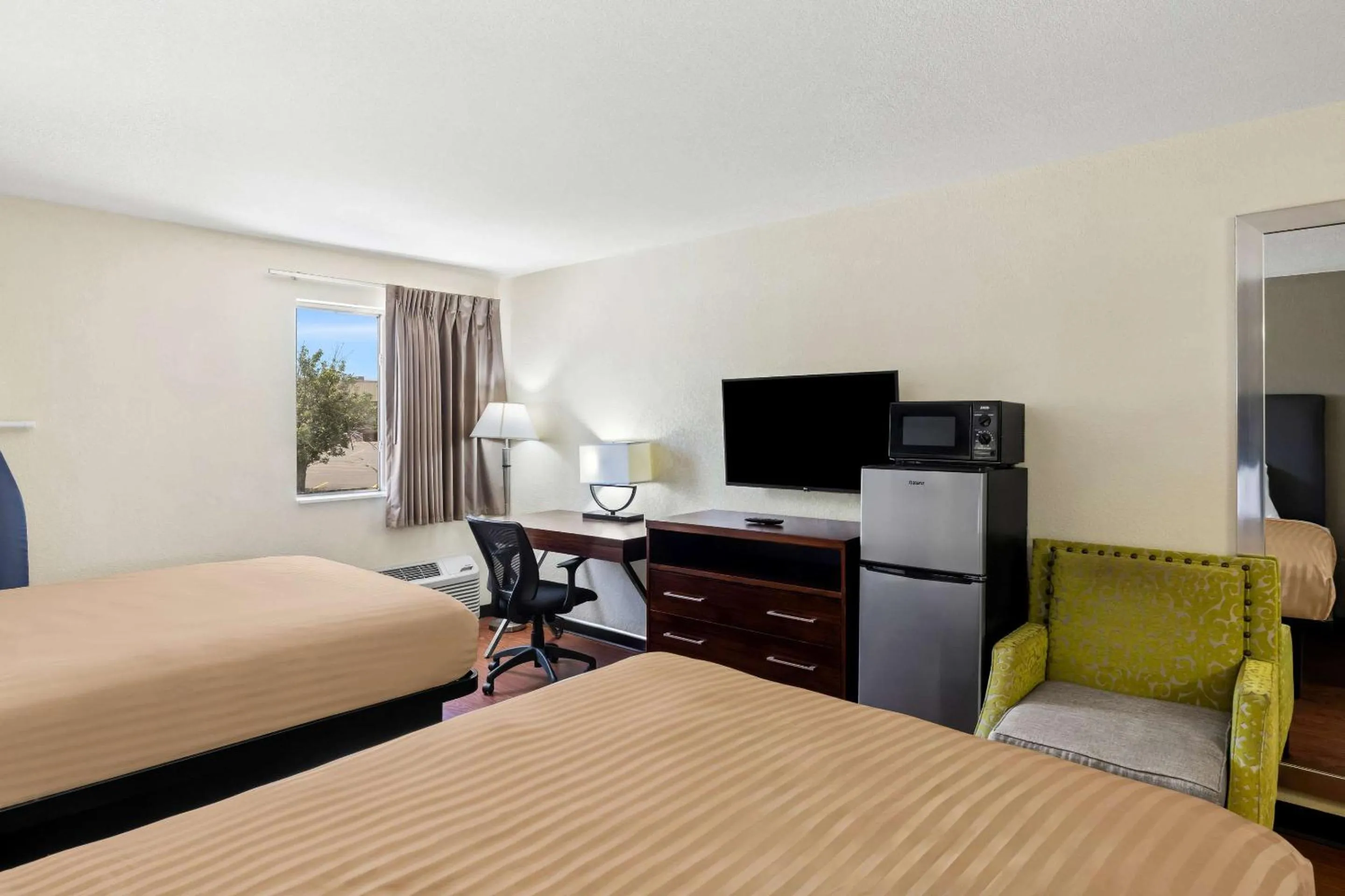 Bedroom, Bed in Econo Lodge Emporia