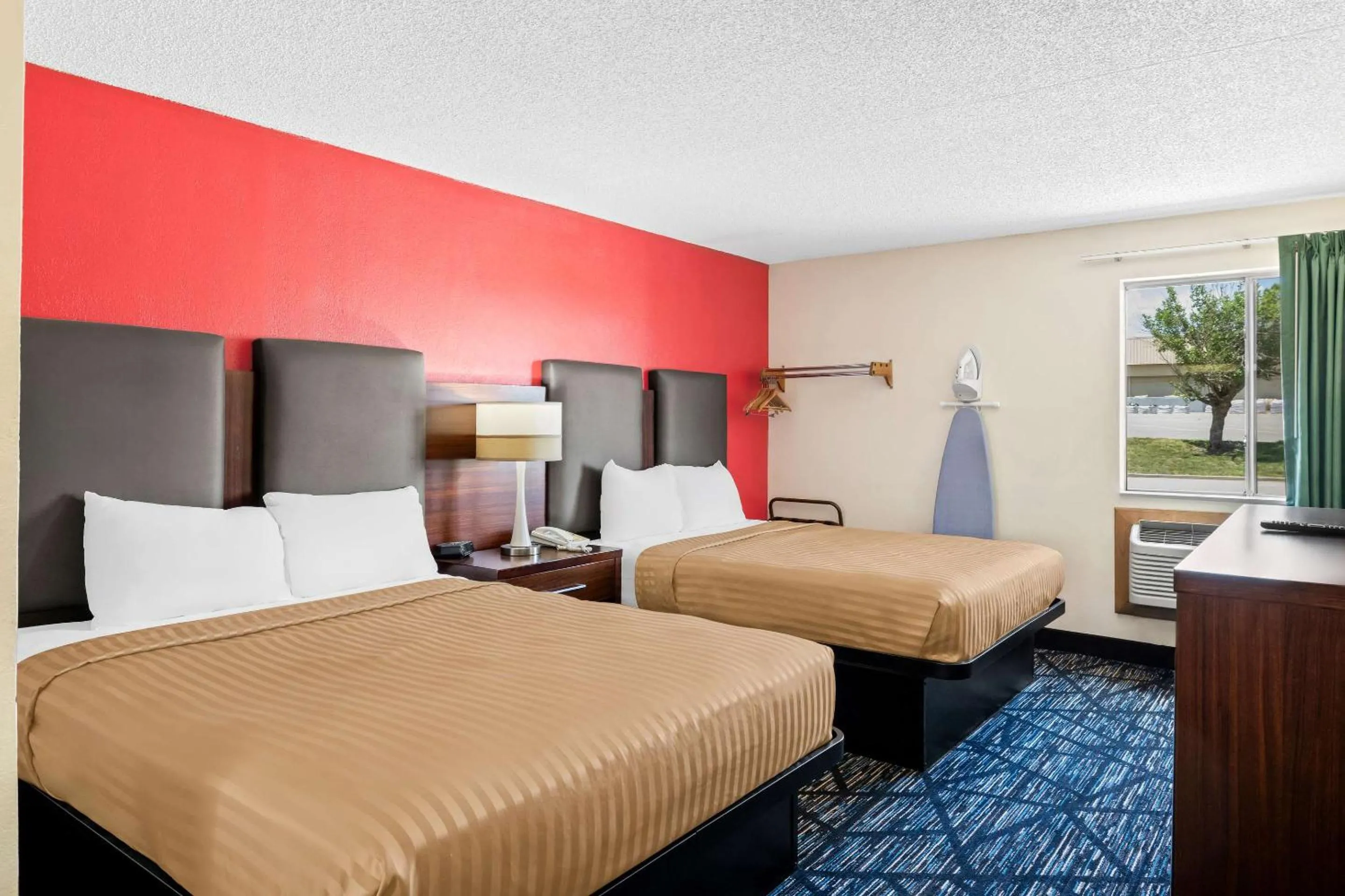 Bedroom, Bed in Econo Lodge Emporia