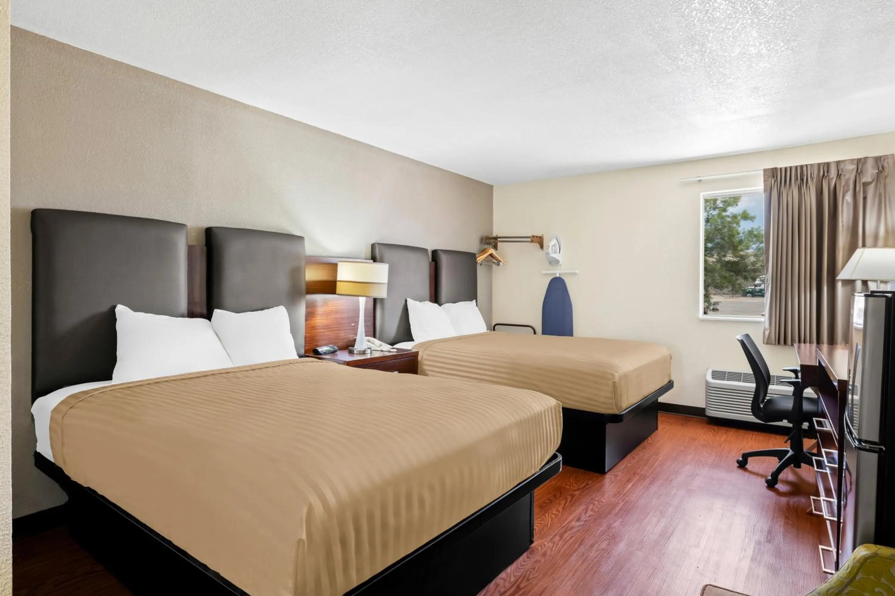 Bed in Econo Lodge Emporia