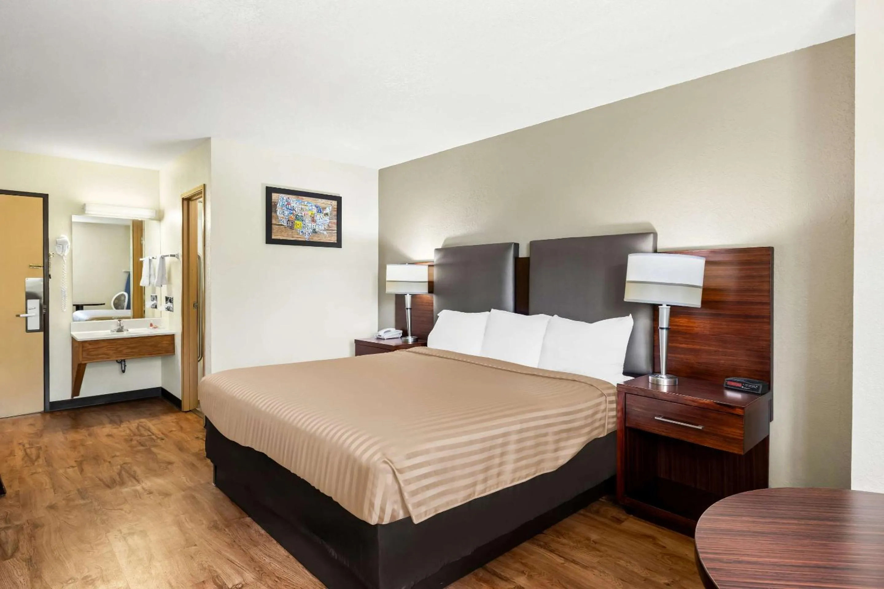 Bedroom, Bed in Econo Lodge Emporia