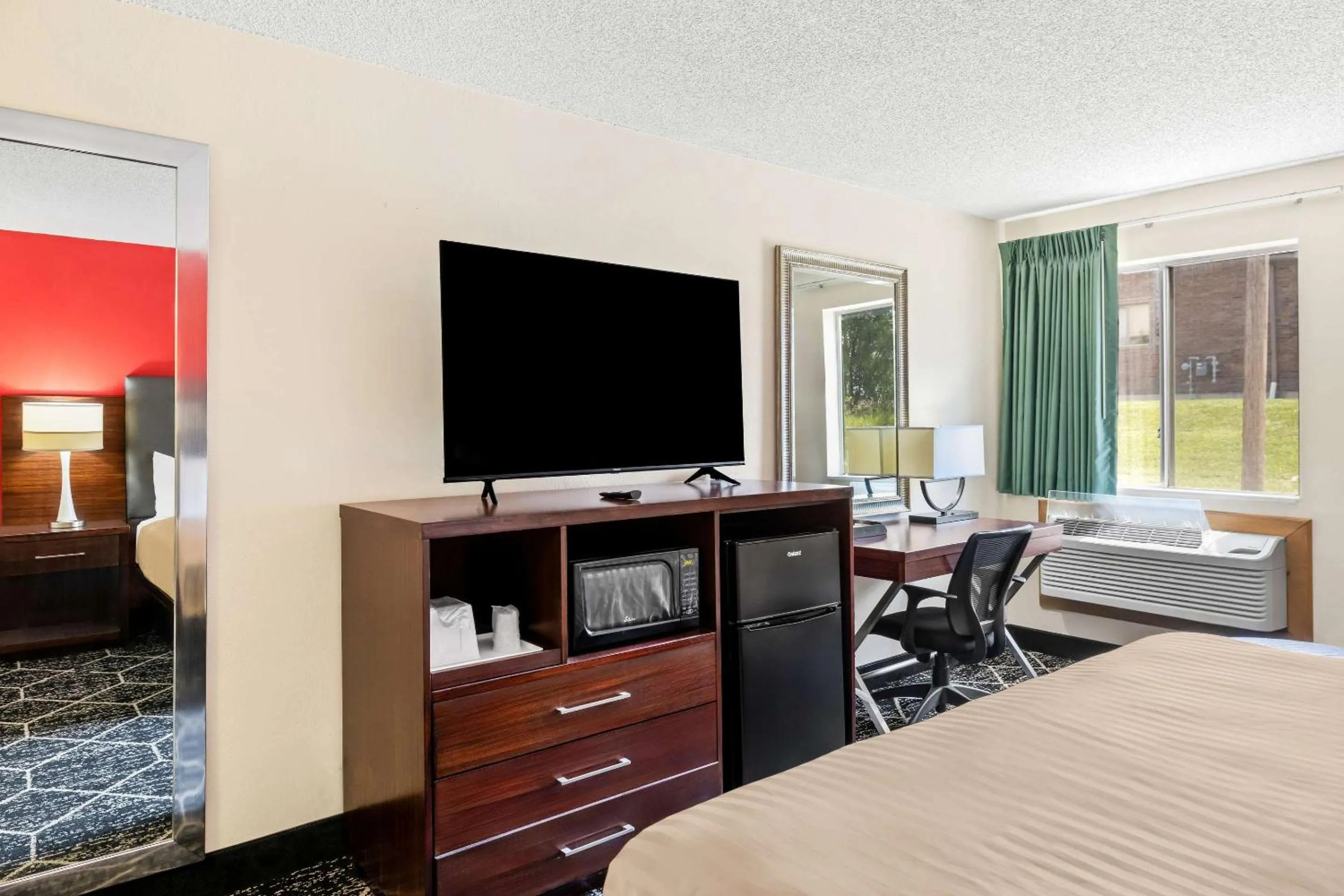 Bedroom, Bed in Econo Lodge Emporia