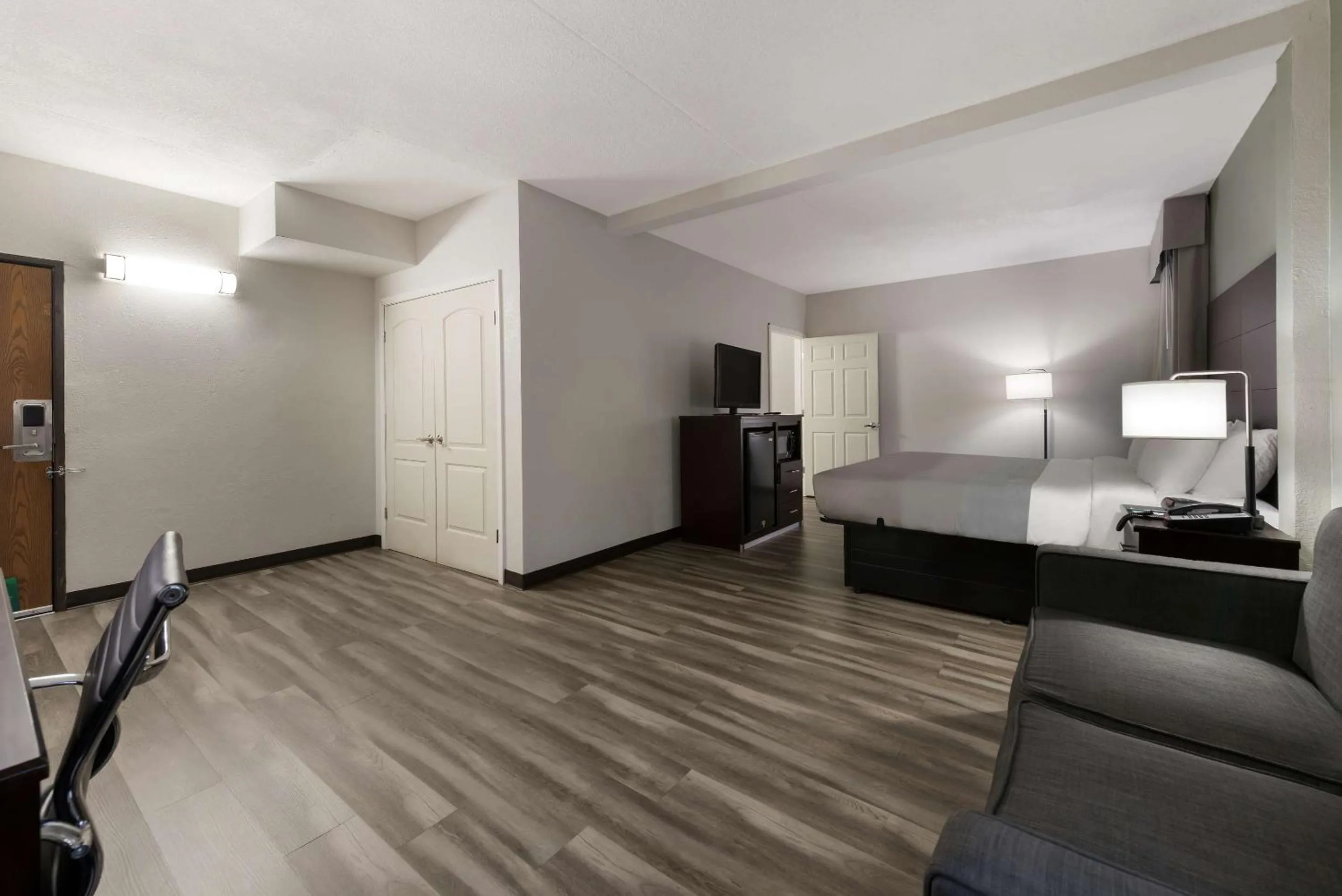 Bedroom in Quality Inn Merriam Kansas City