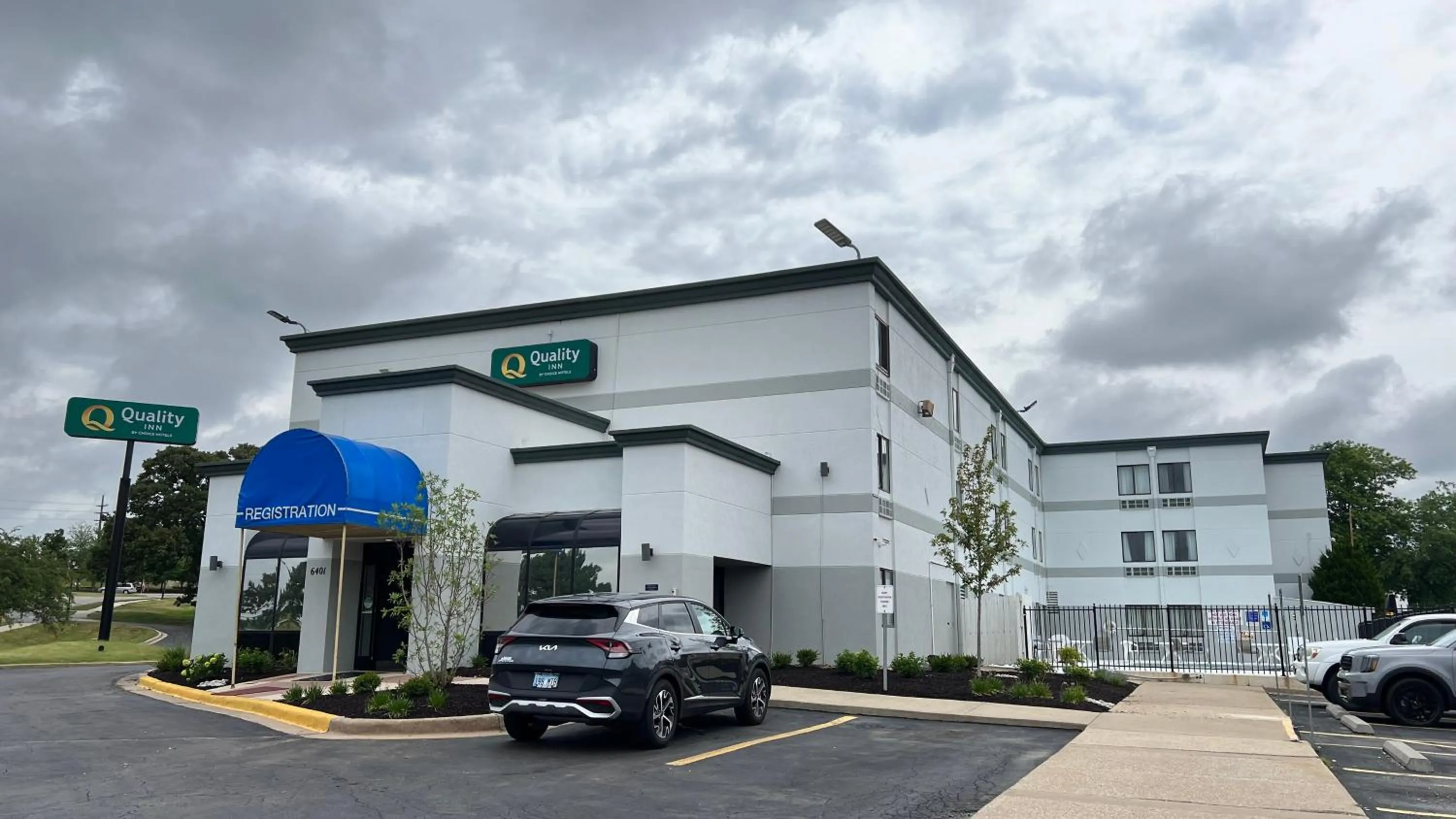 Property building in Quality Inn Merriam Kansas City