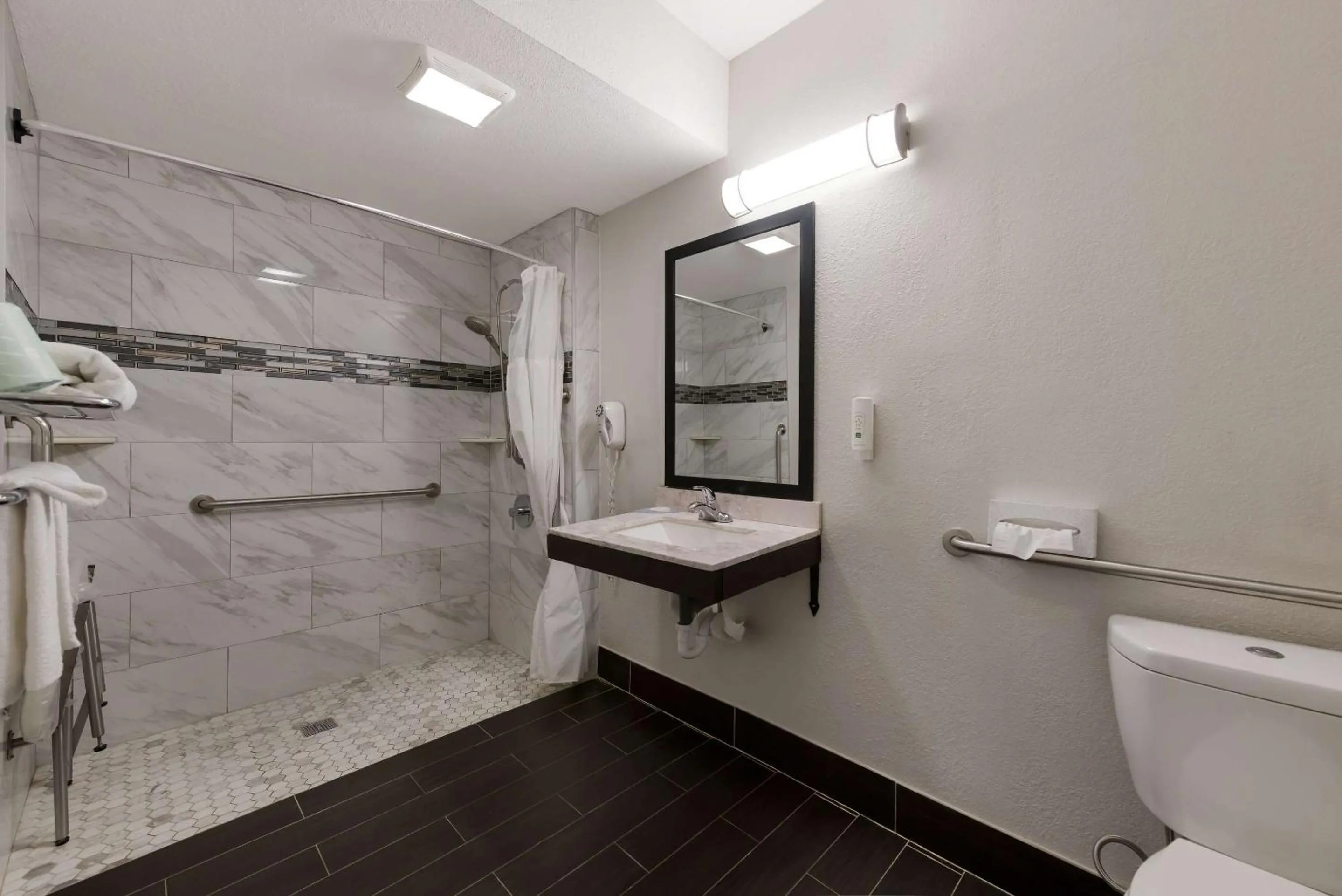 Bedroom in Quality Inn Merriam Kansas City