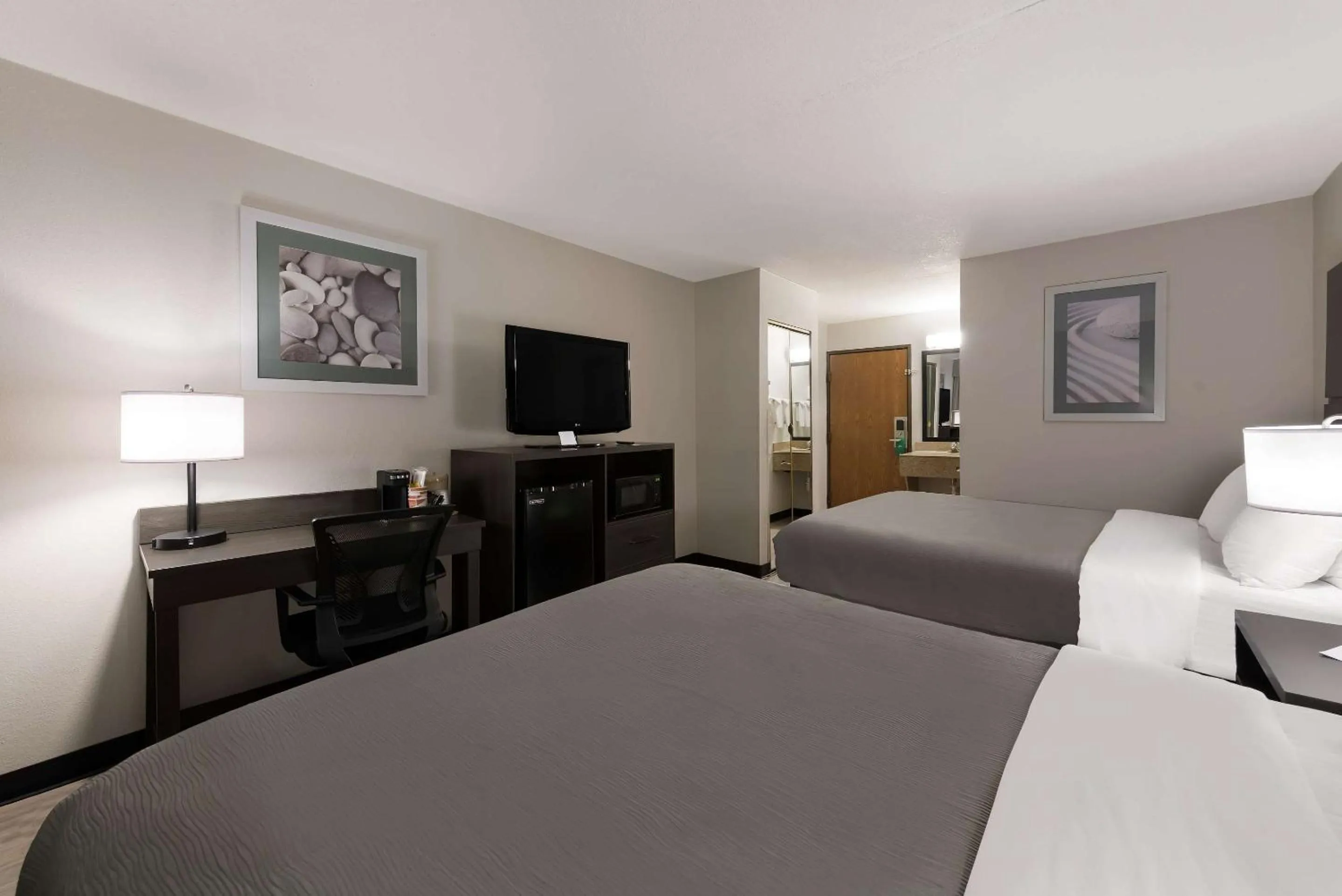 Bedroom, Bed in Quality Inn Merriam Kansas City