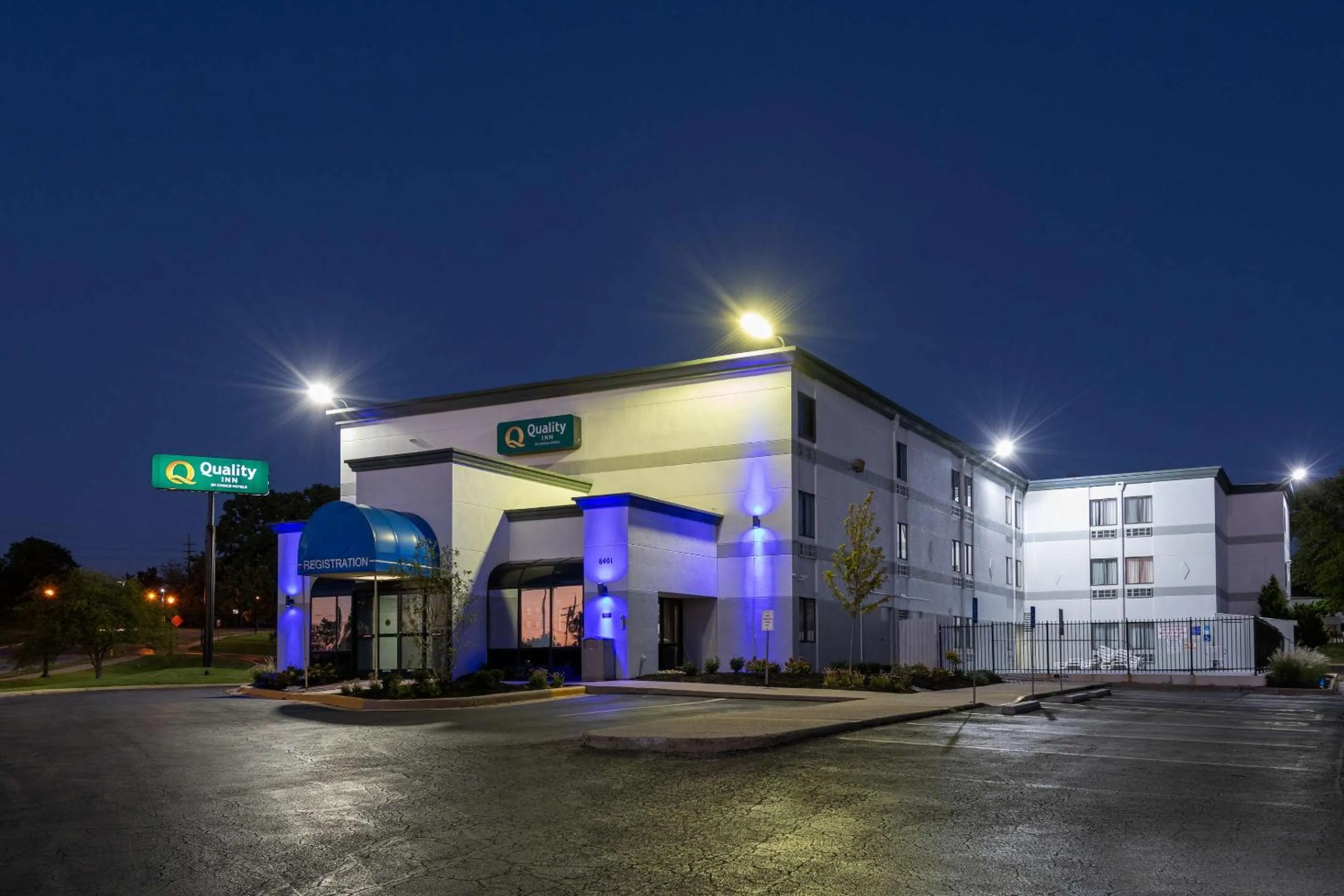 Property building in Quality Inn Merriam Kansas City