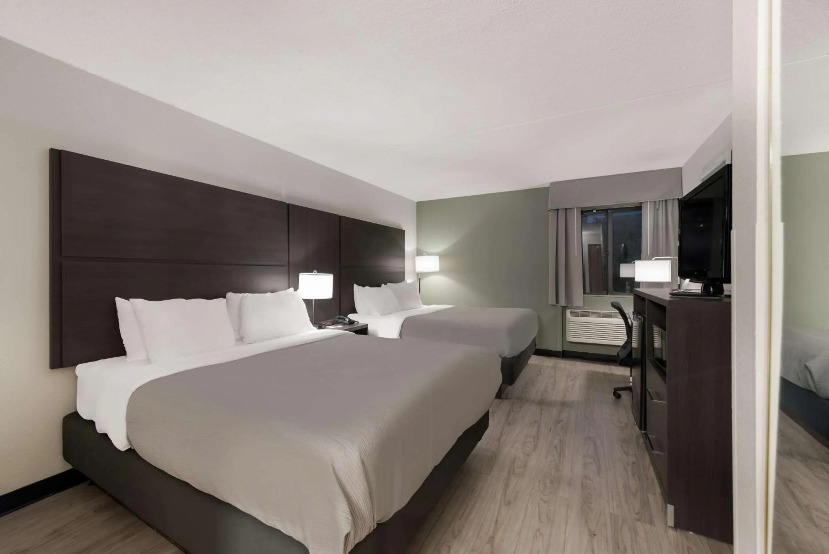 Bedroom, Bed in Quality Inn Merriam Kansas City