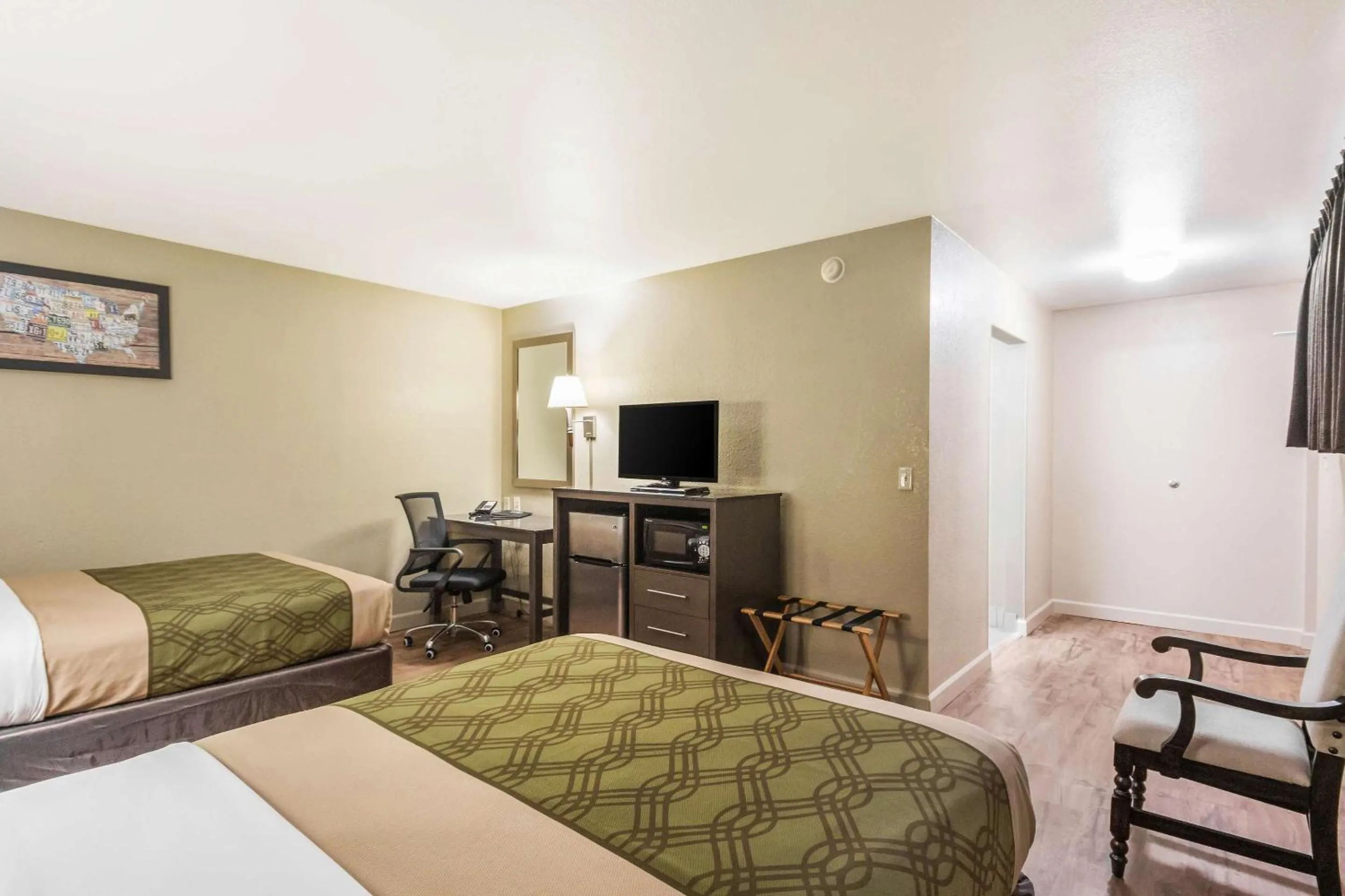 Bedroom, Bed in Econo Lodge Inn & Suites I-35 at Shawnee Mission