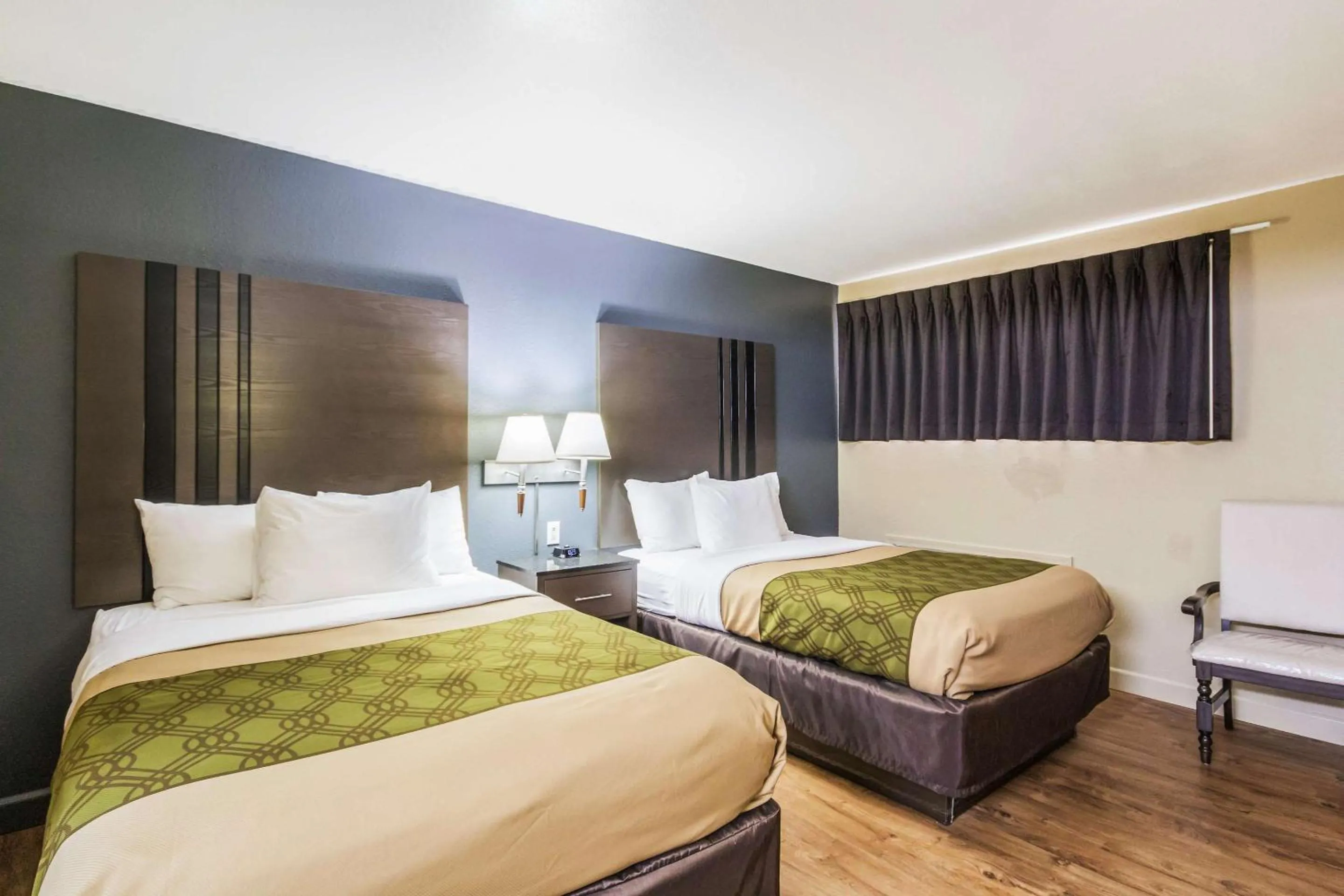 Bedroom, Bed in Econo Lodge Inn & Suites I-35 at Shawnee Mission