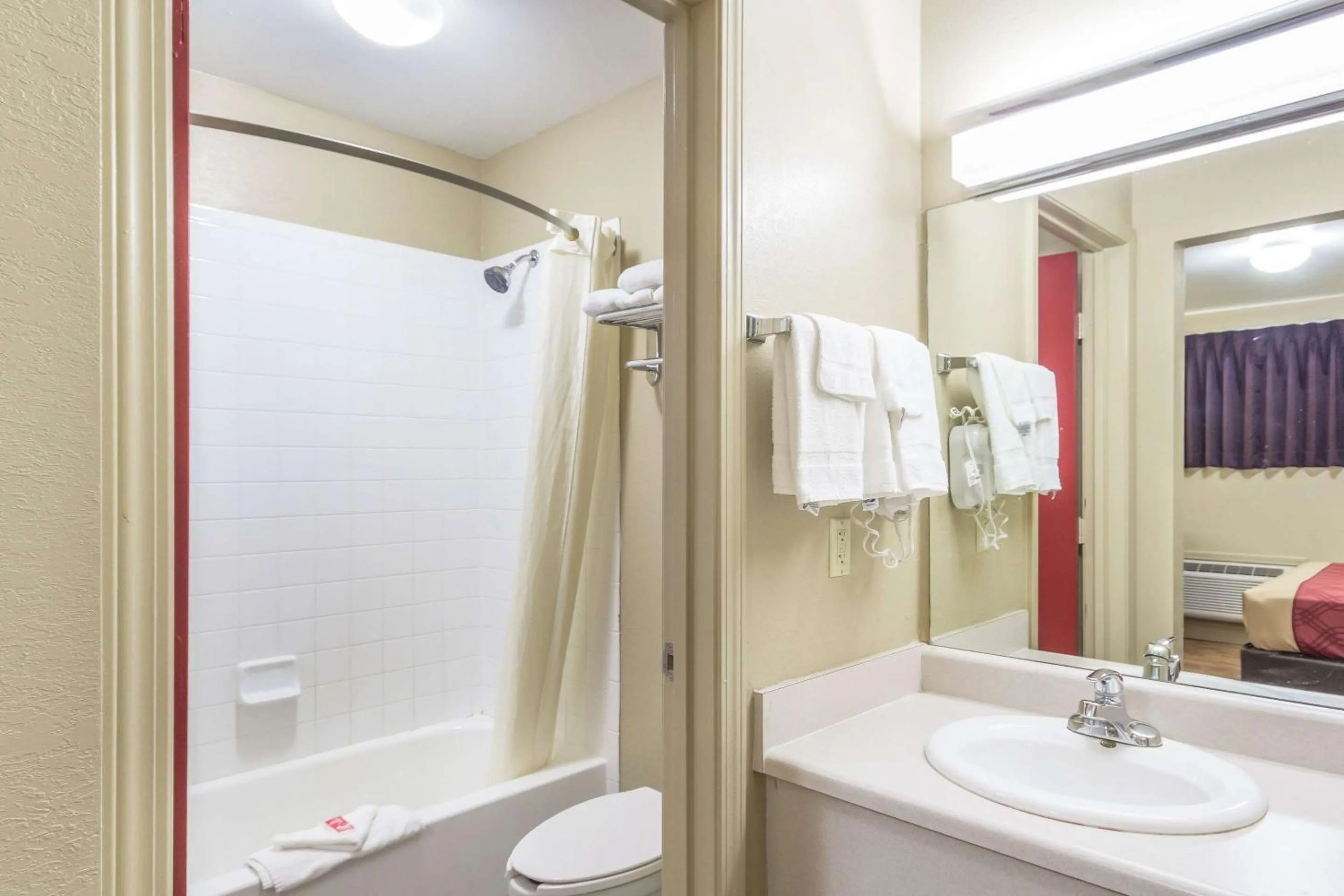 Bedroom in Econo Lodge Inn & Suites I-35 at Shawnee Mission