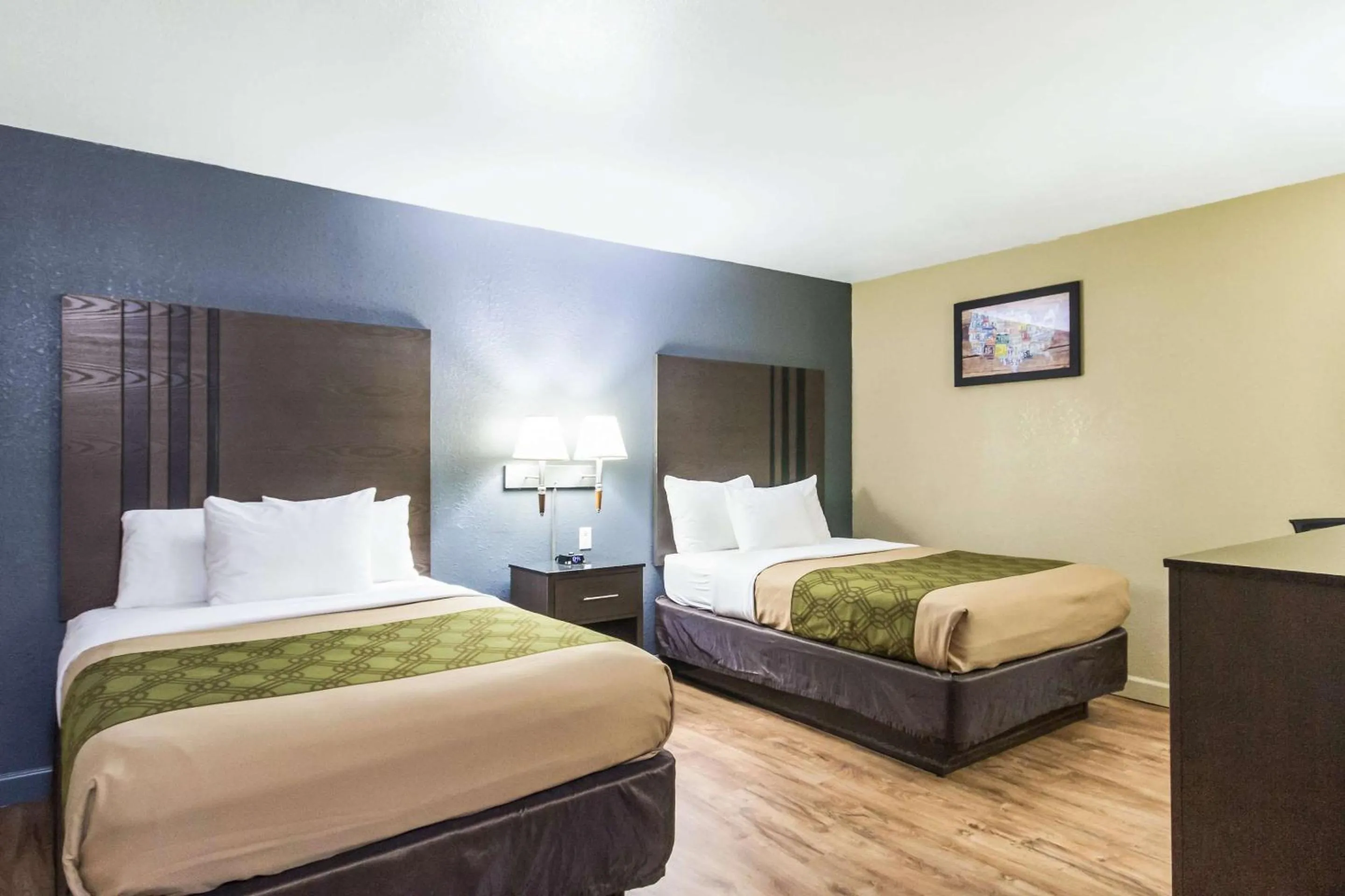 Bedroom, Bed in Econo Lodge Inn & Suites I-35 at Shawnee Mission