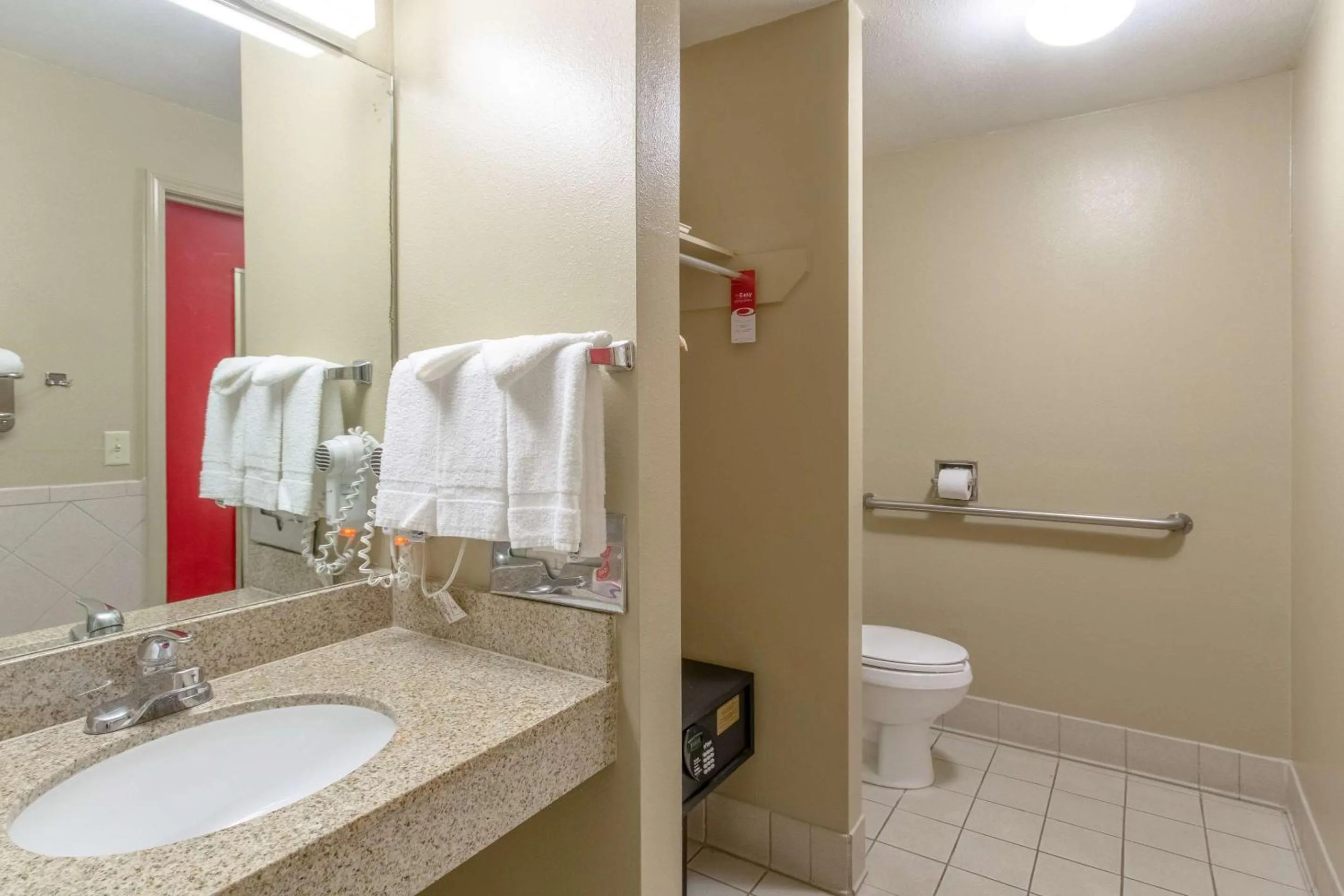 Bedroom in Econo Lodge Inn & Suites I-35 at Shawnee Mission
