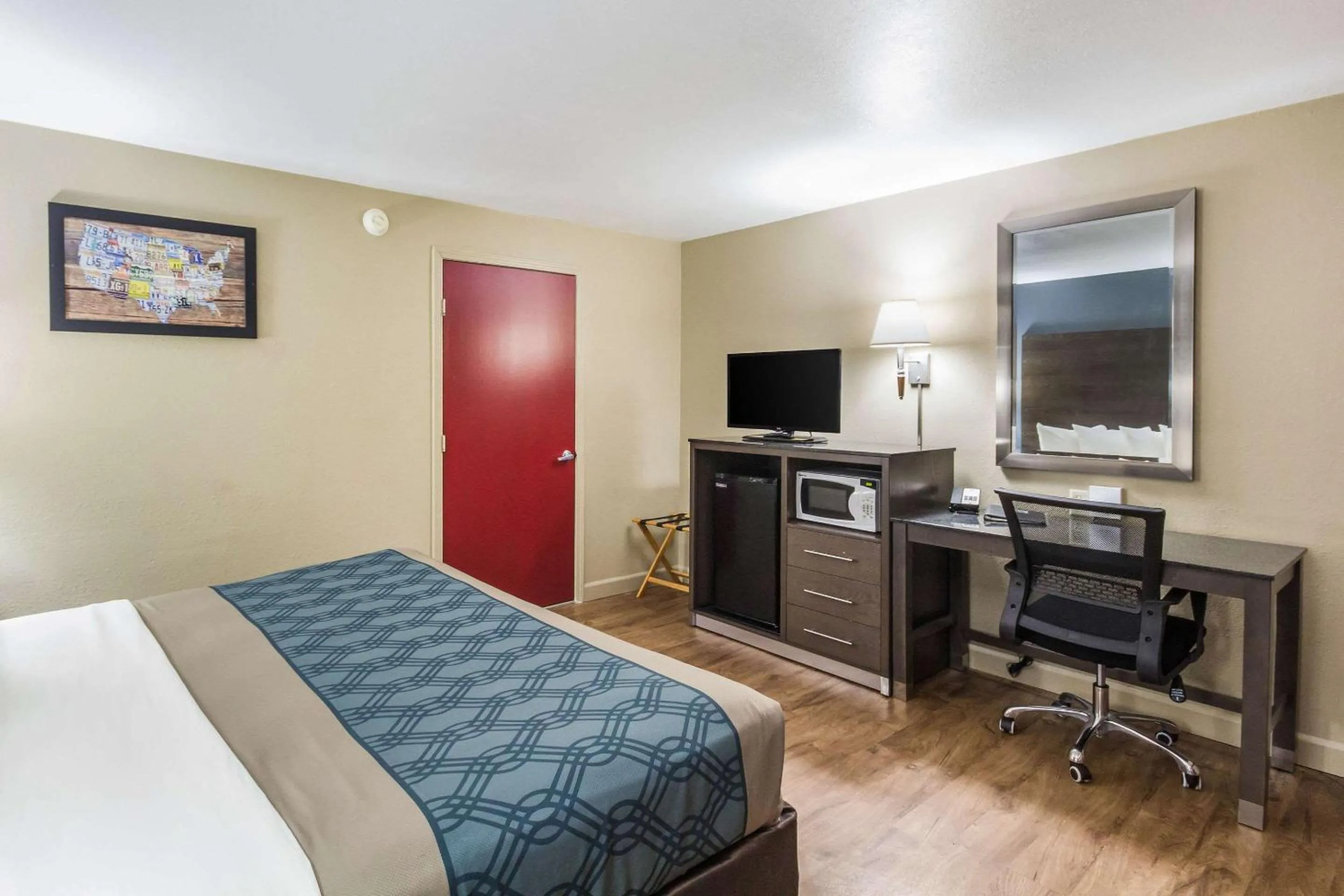 Photo of the whole room, Bed in Econo Lodge Inn & Suites I-35 at Shawnee Mission
