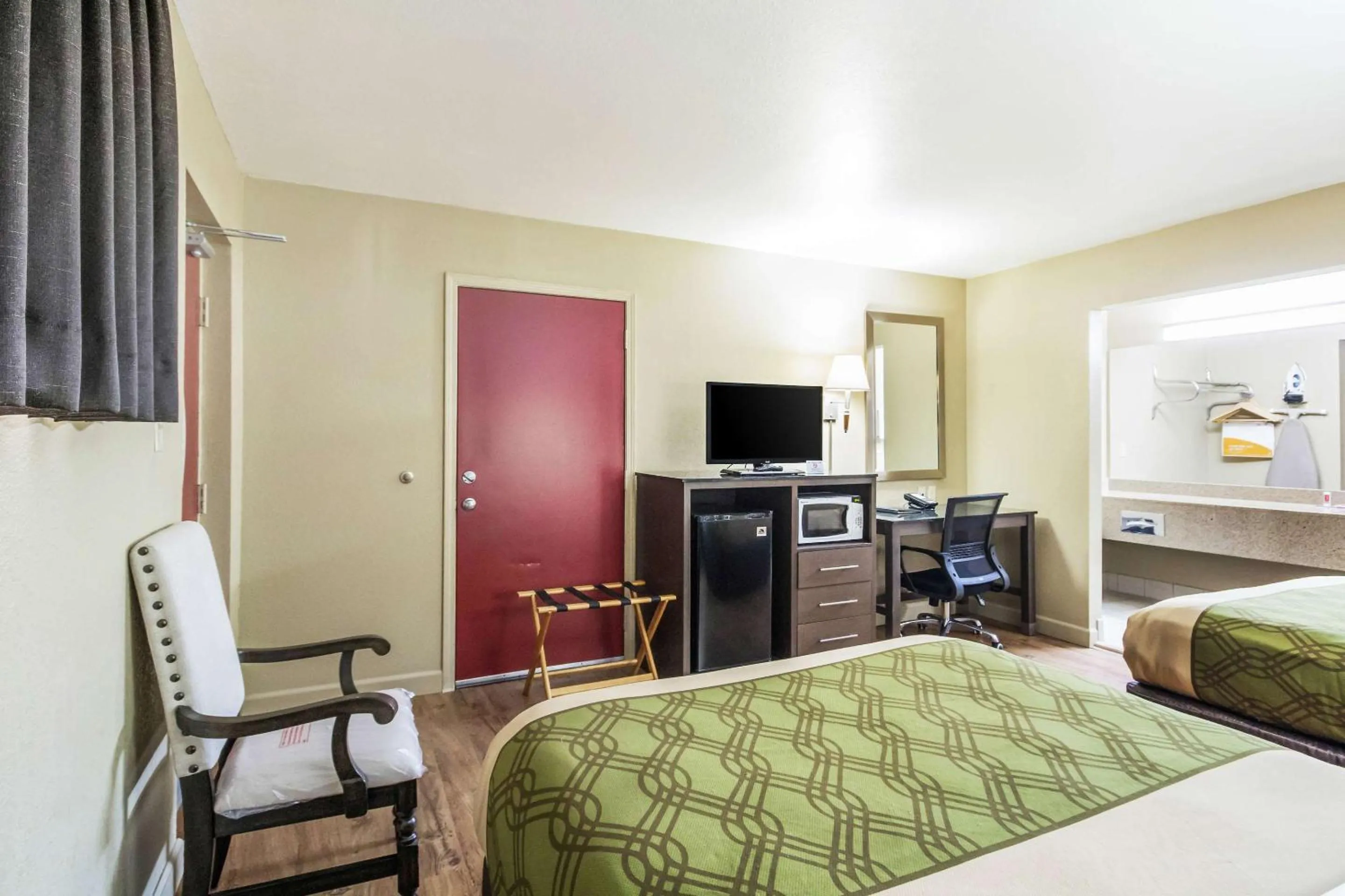 Bedroom, Bed in Econo Lodge Inn & Suites I-35 at Shawnee Mission