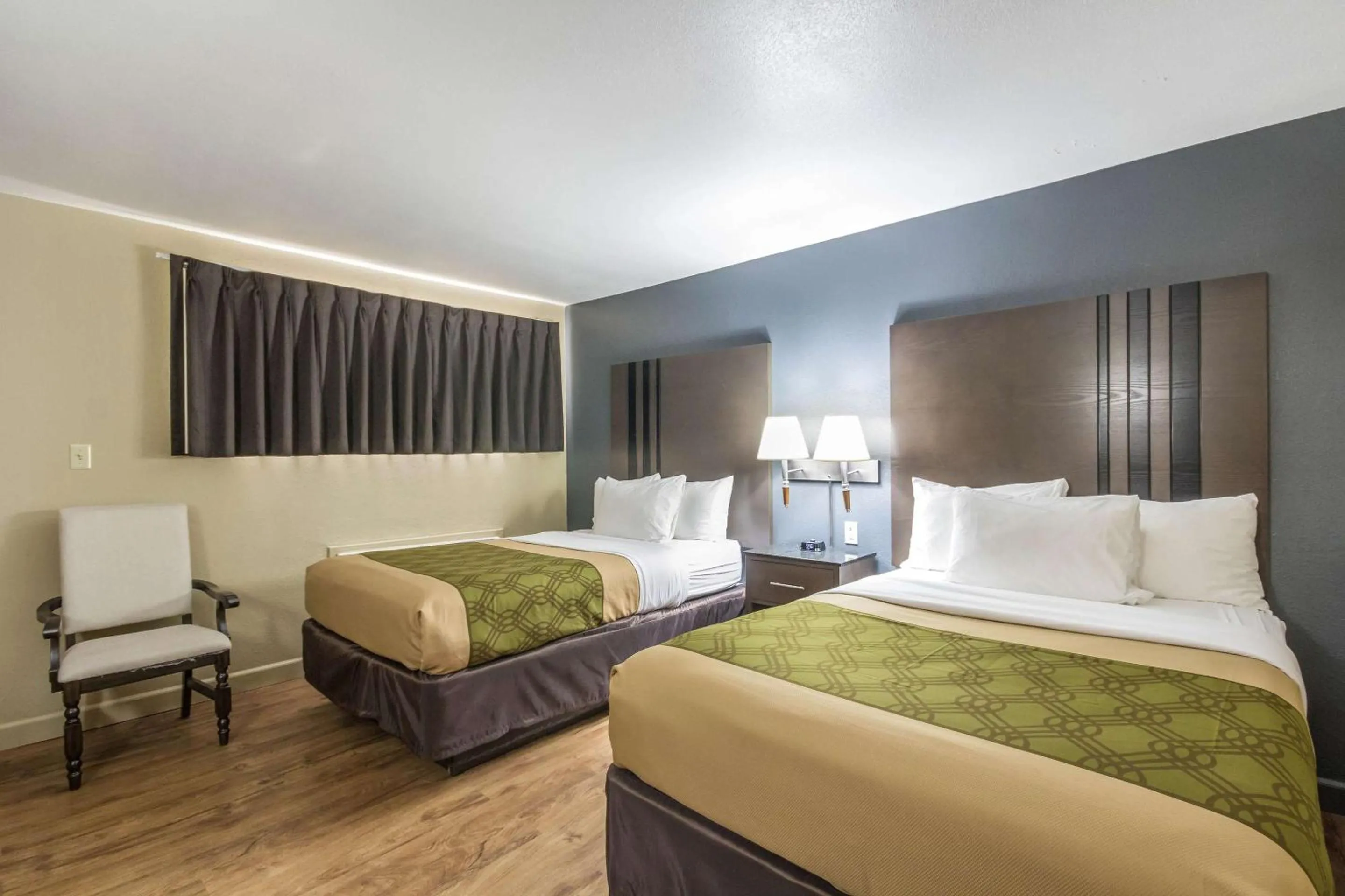 Bedroom, Bed in Econo Lodge Inn & Suites I-35 at Shawnee Mission