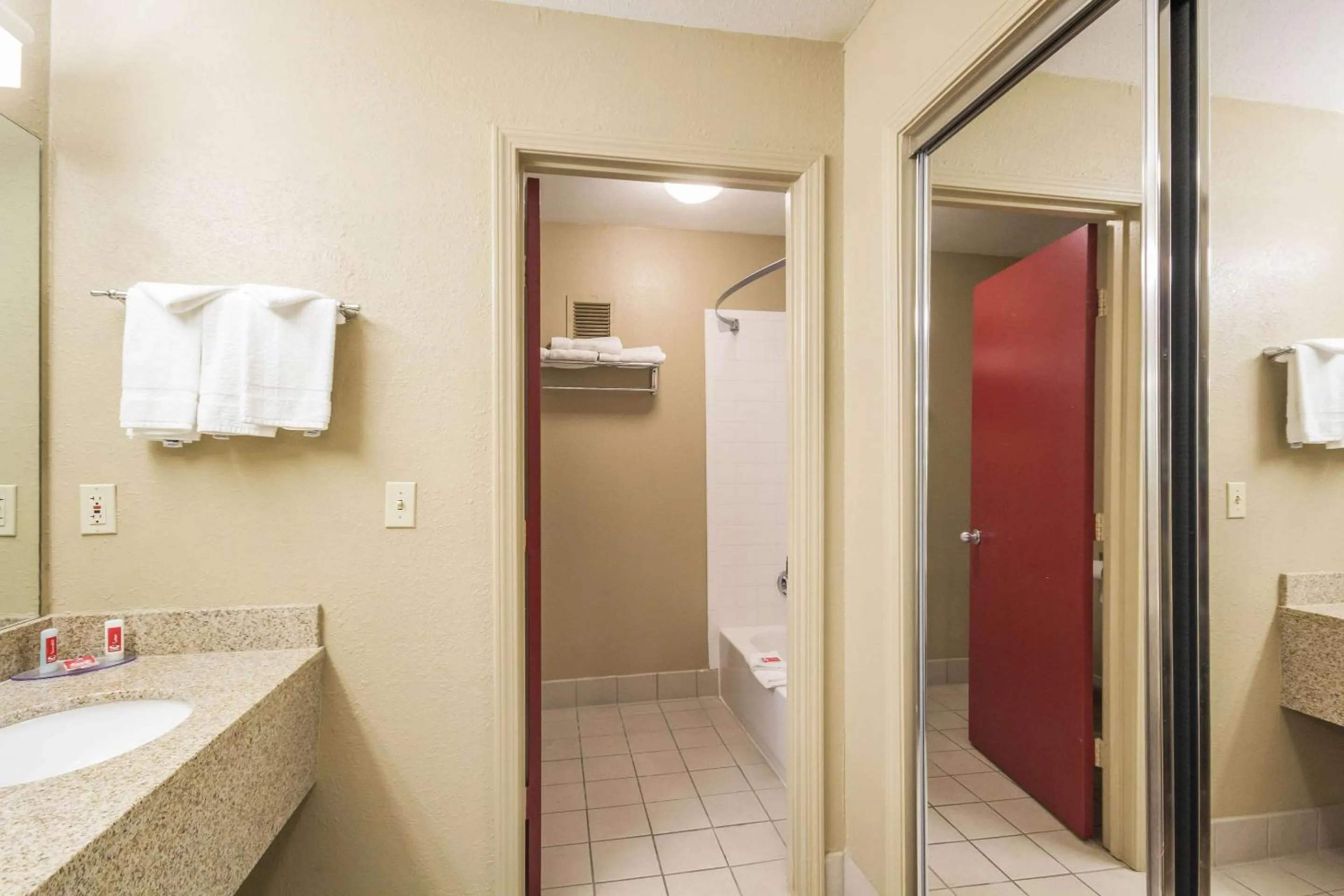 Bedroom in Econo Lodge Inn & Suites I-35 at Shawnee Mission